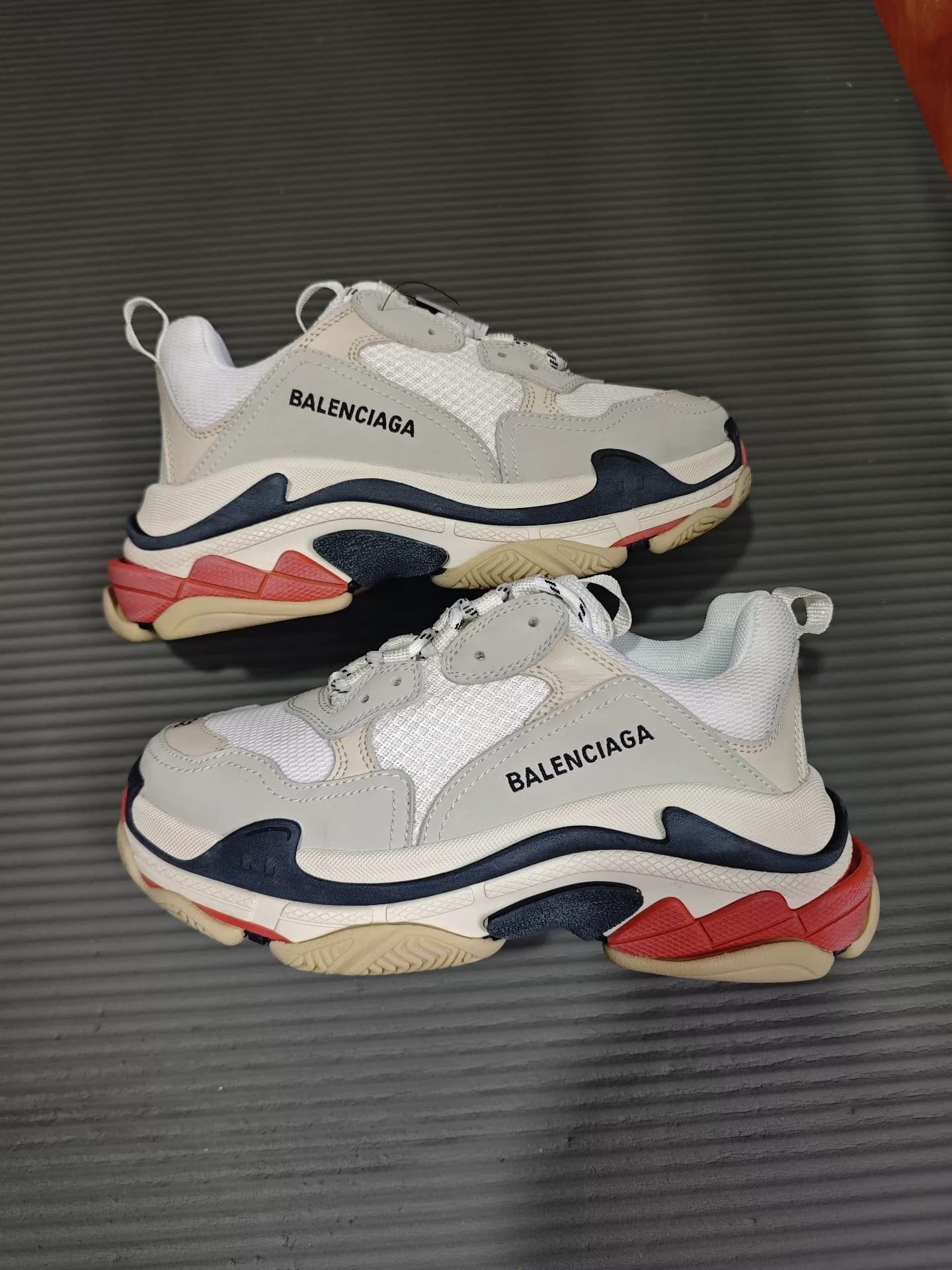 Серия кожаных швов Balenciaga Balenciaga Triple S от Balenciaga