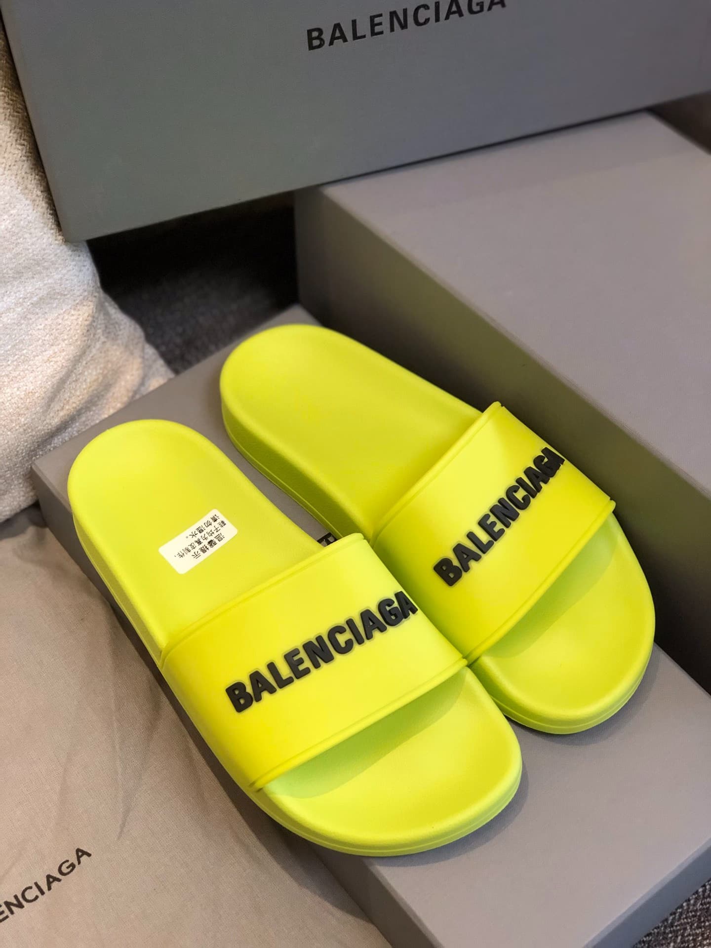 Тапочки Balenciaga от Balenciaga, классический дизайн с логотипом, многоцветные варианты