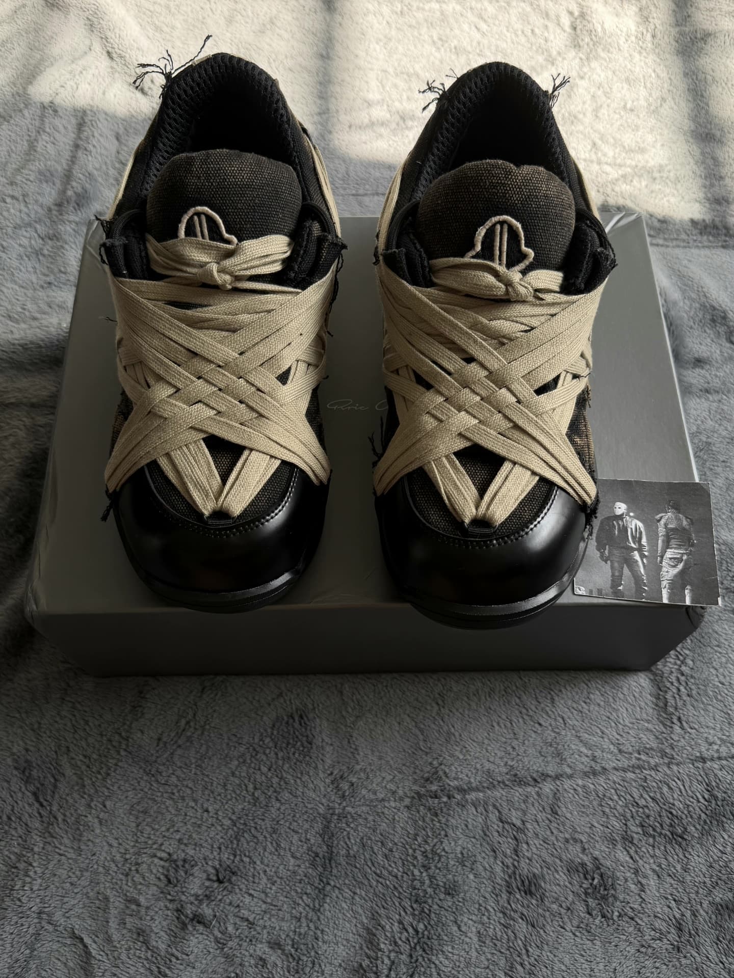 Дождевик Rick Owens x moncler с низким верхом от дождя.