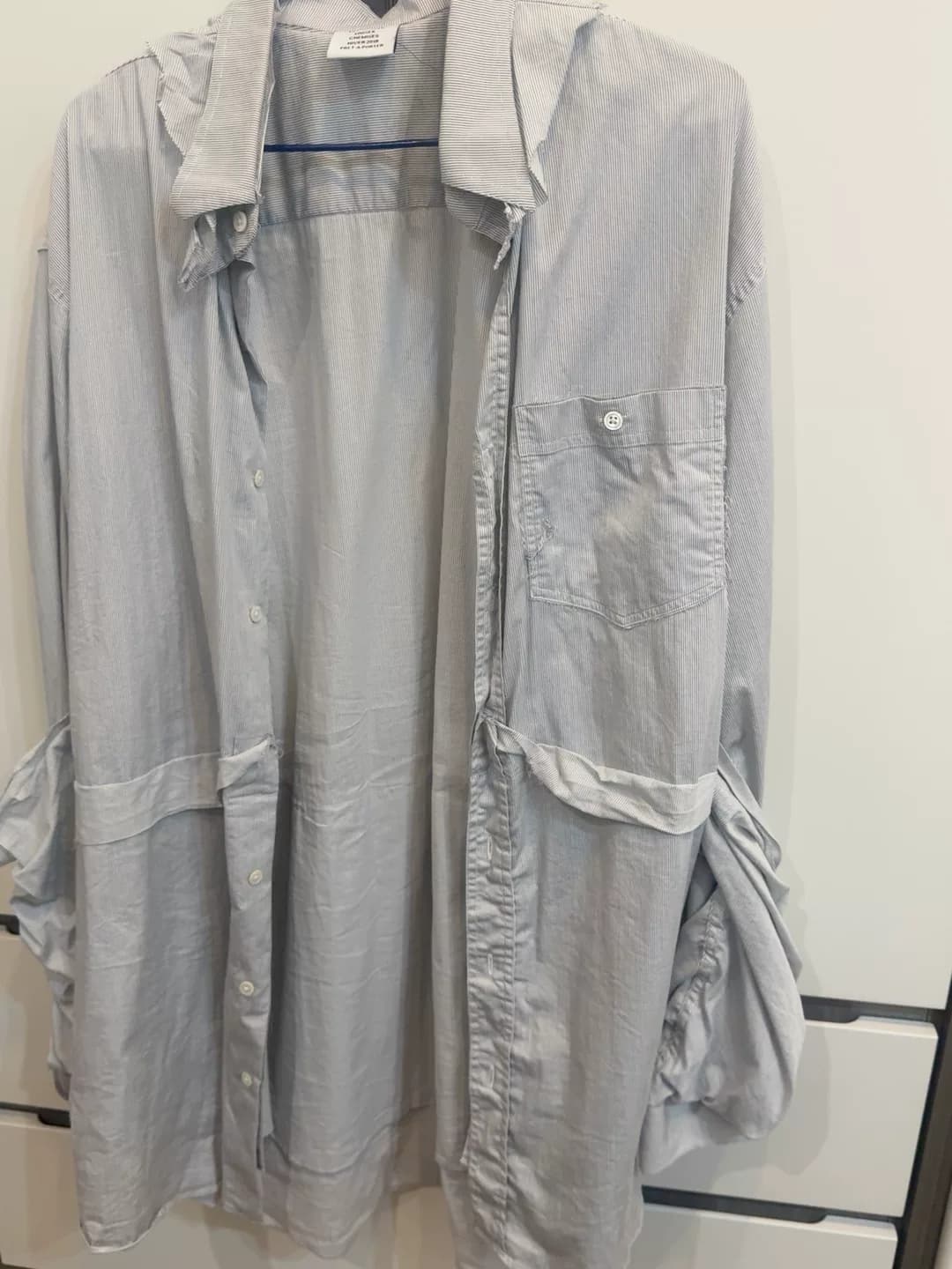 Vetements 19ss демонстрирует белую клетчатую рубашку с фальшивой строчкой из двух частей