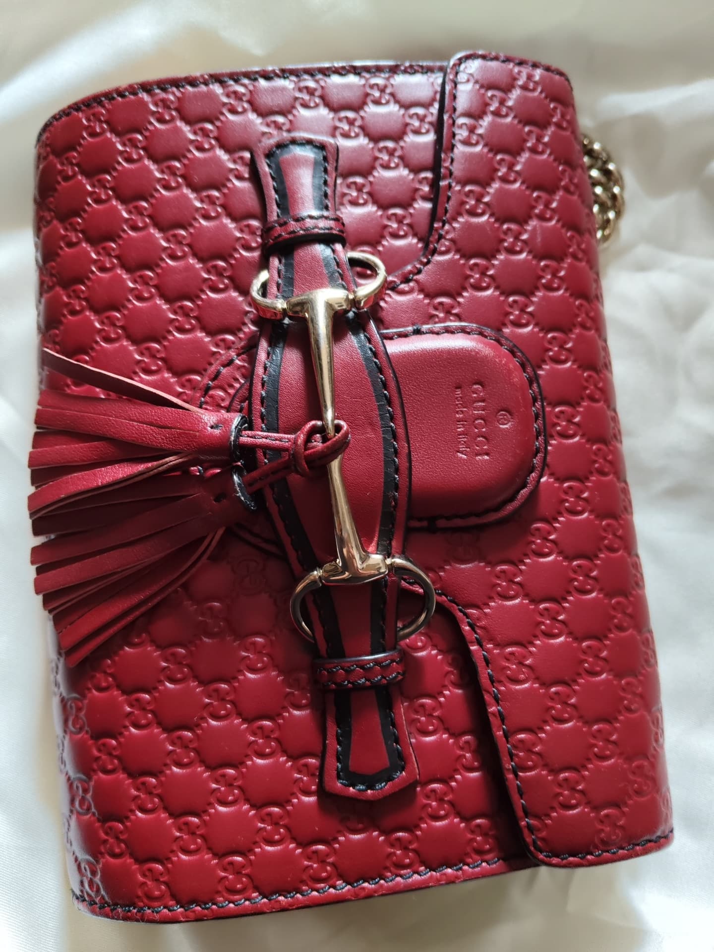 маленькая сумочка на цепочке от Gucci Emily из красной воловьей кожи с тиснением,