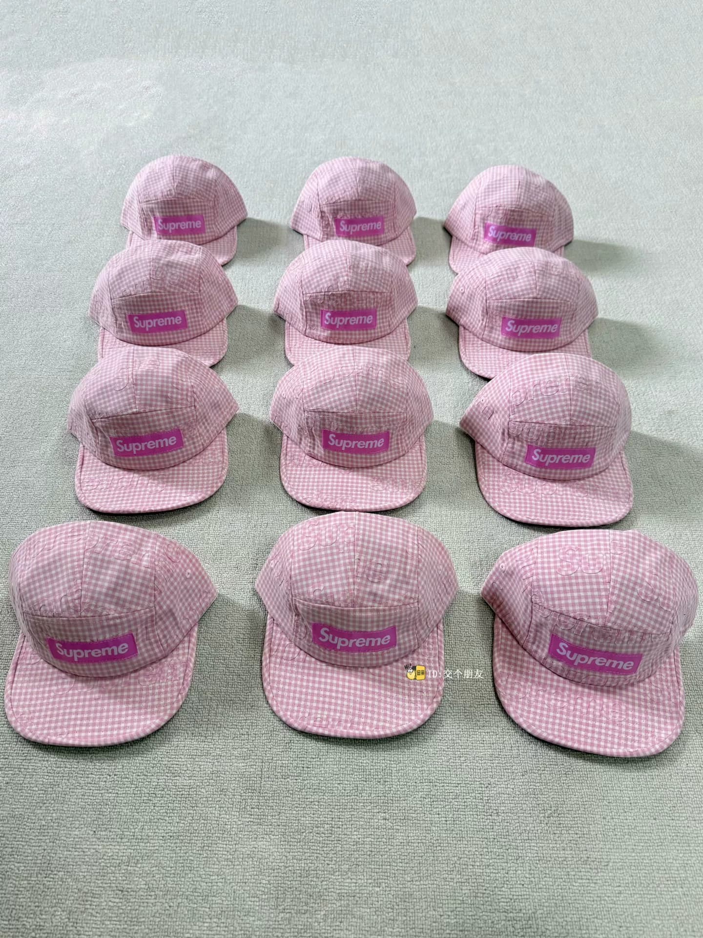 Supreme SS26 розовая клетчатая шляпа с плоскими полями и нашивкой W