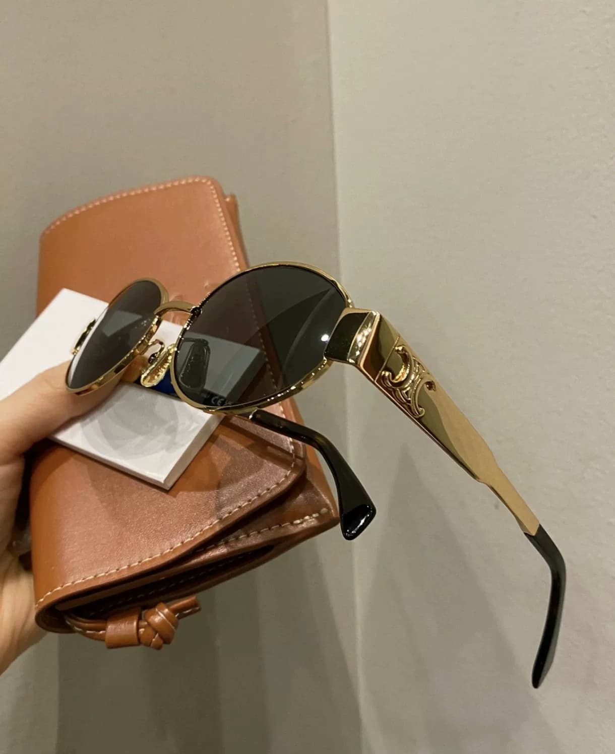 Золотистые овальные солнцезащитные очки CELINE Arc de Triomphe CL40235