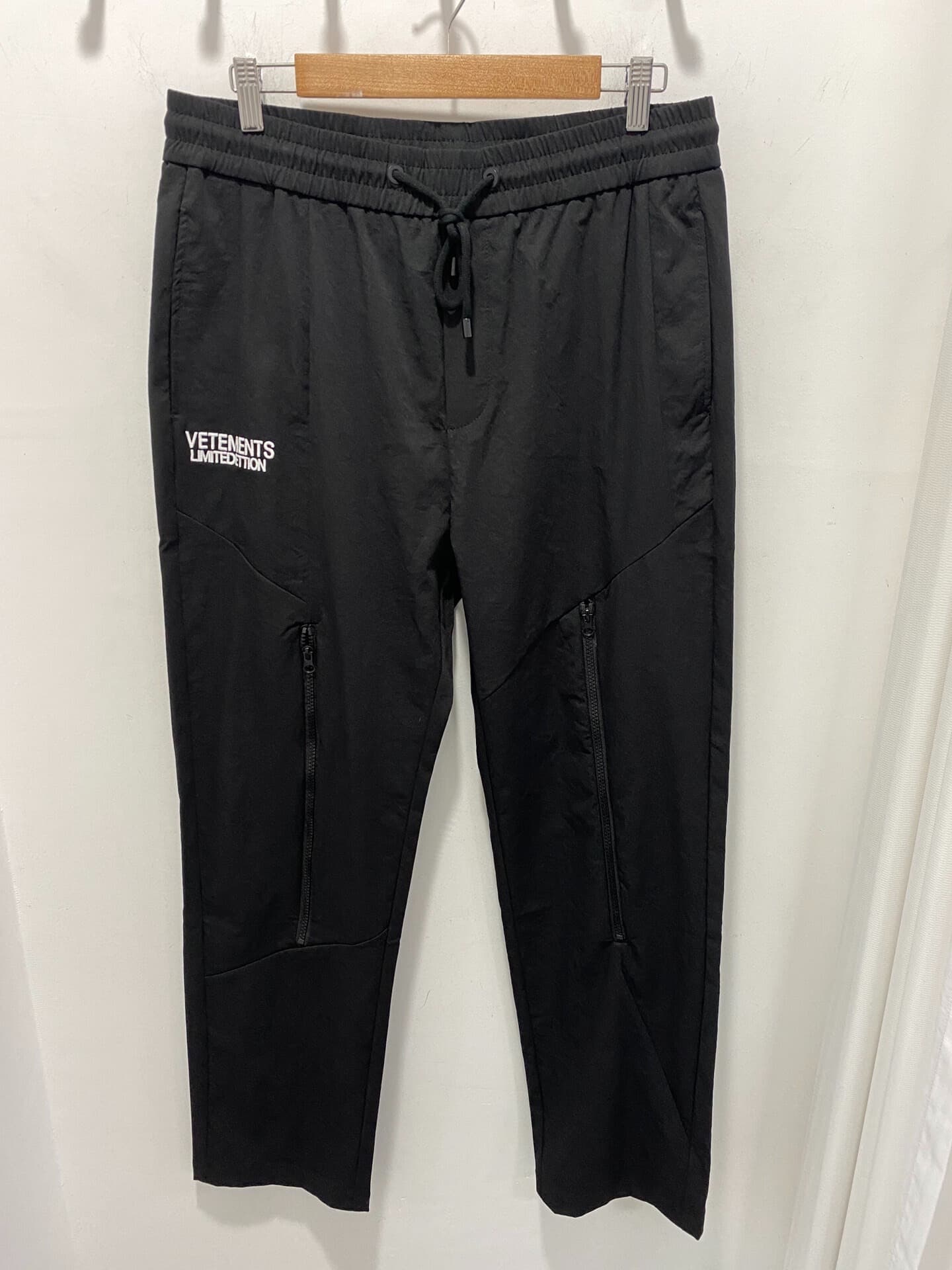Черные спортивные брюки VETEMENTS, совершенно новые, в хорошем состоянии, с эластичным поясом и завязками