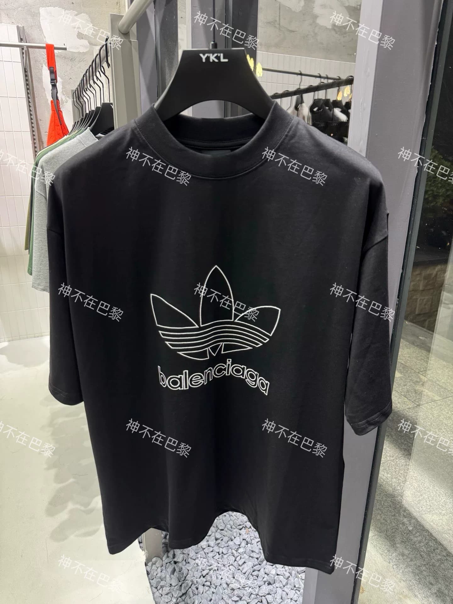 Модель Balenciaga с вышитым логотипом Balenciaga clover joint на коротком рукаве в высоком разрешении