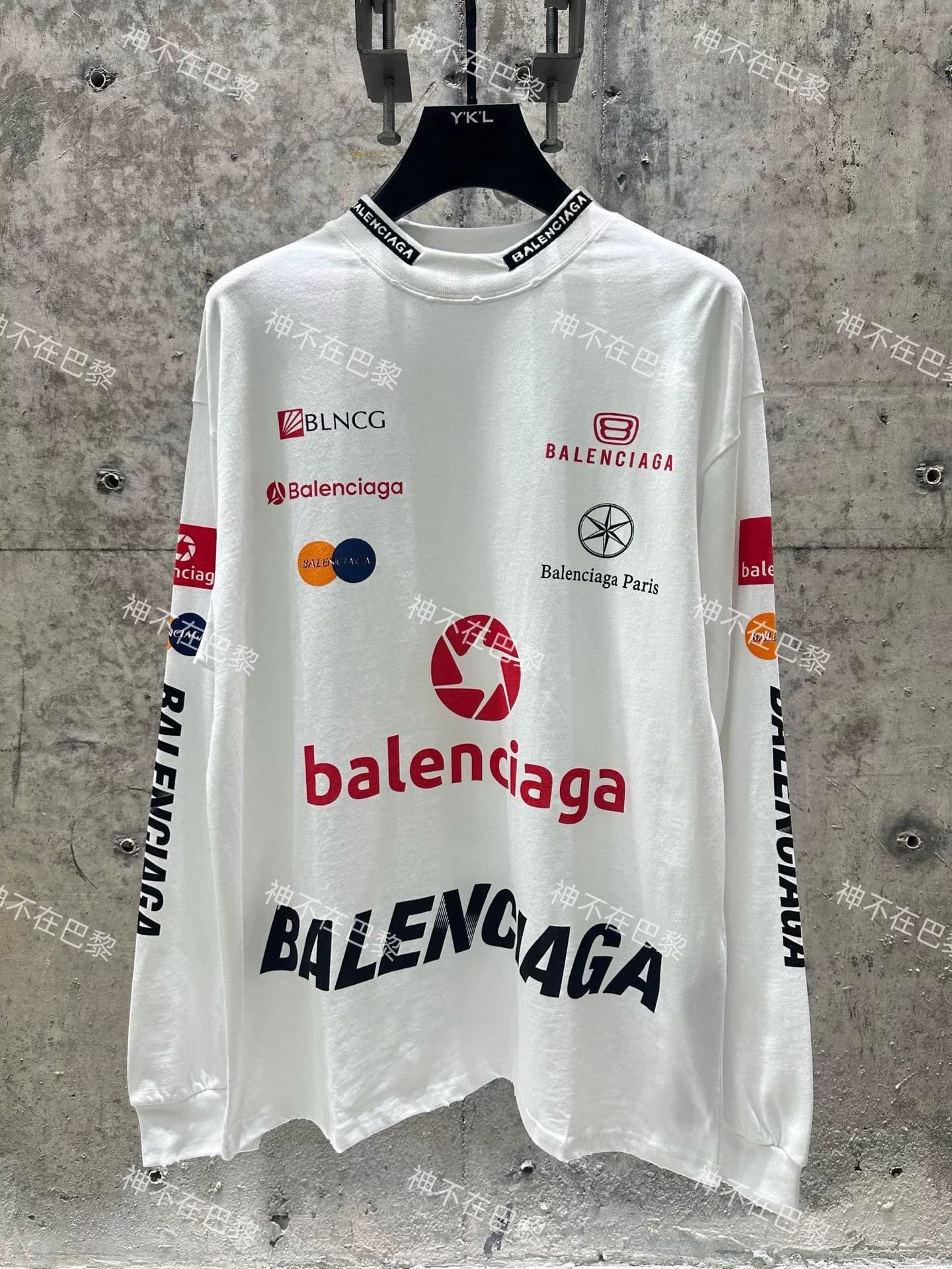 Футболка с длинными рукавами Balenciaga racing suit, выполненная в высоком разрешении, с принтом нескольких логотипов Balenciaga racing suit.