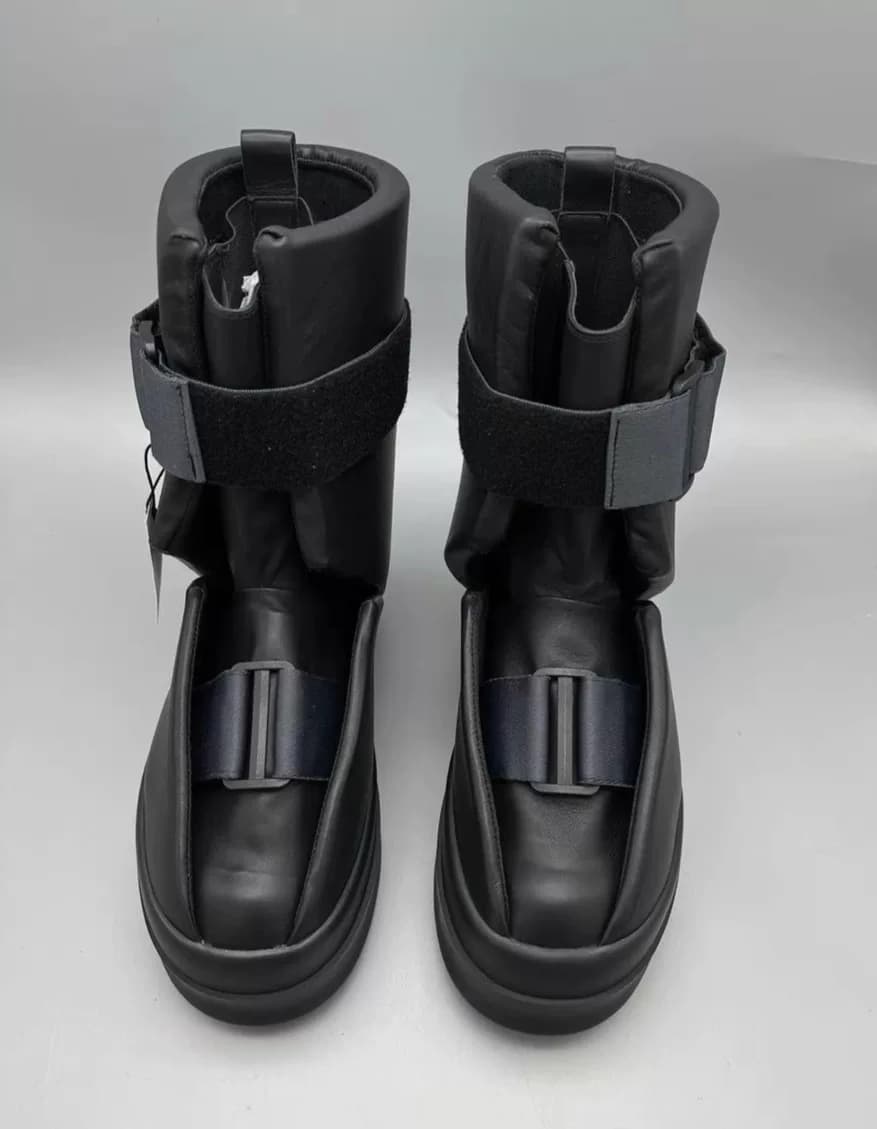 Осенне-зимние модели RickOwens 23fw для показа на подиуме с низким вырезом из икры и гипса