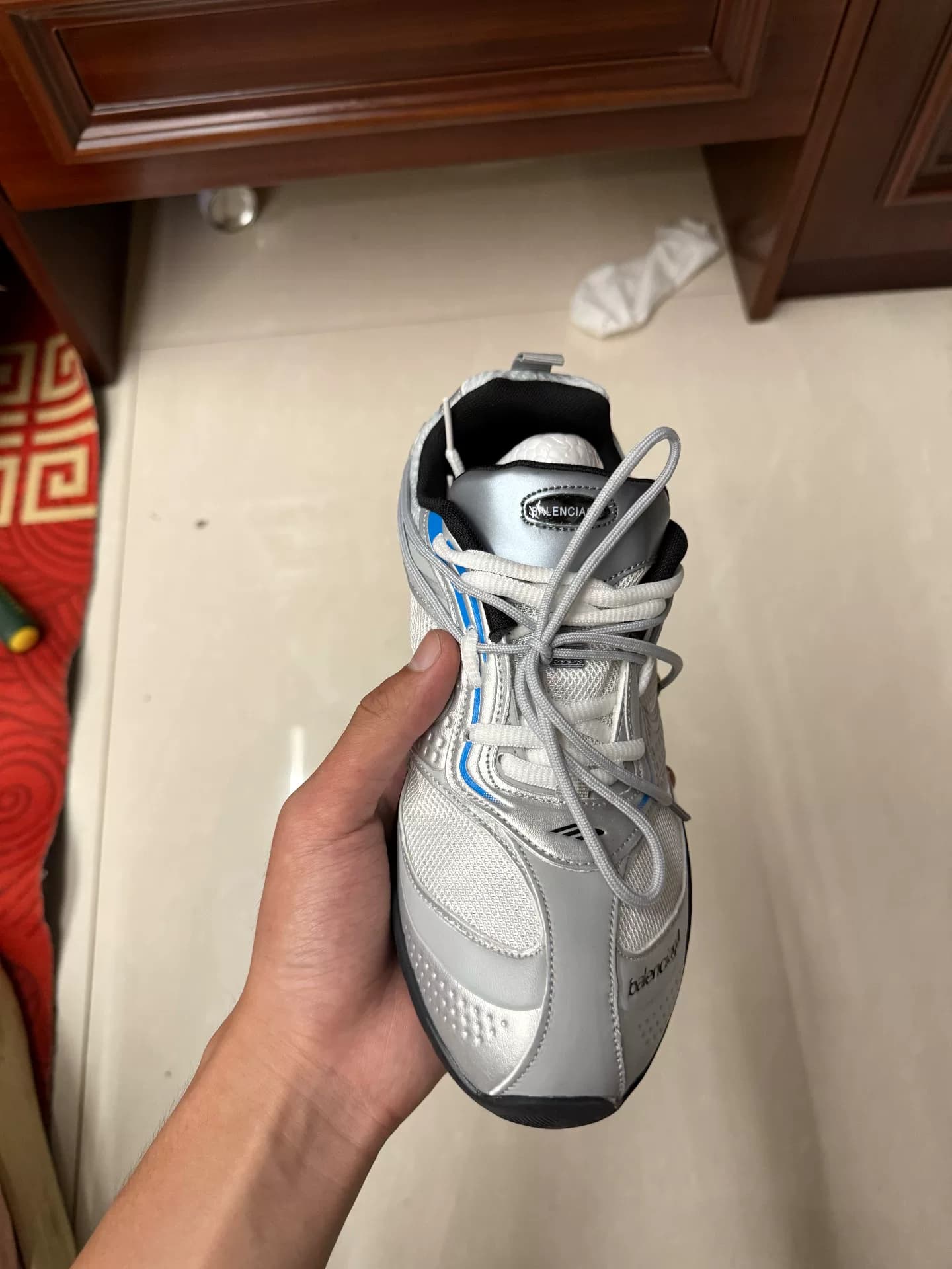 Новая модель Balenciaga radar silver, размер 40, одинаковый стиль для мужчин и женщин, спортивный крой с глубоким вырезом