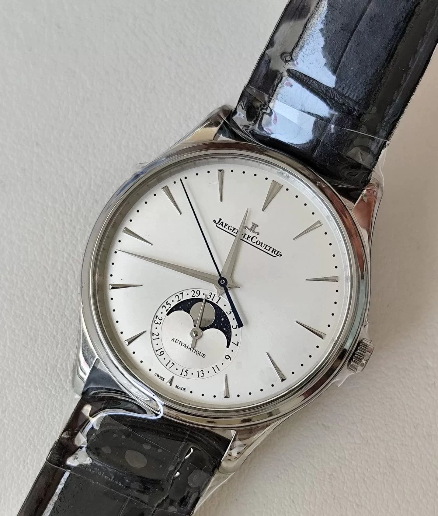Серия Moon Phase Master, корпус из нержавеющей стали диаметром 39 мм, белый циферблат, механический механизм с автоподзаводом, задняя крышка