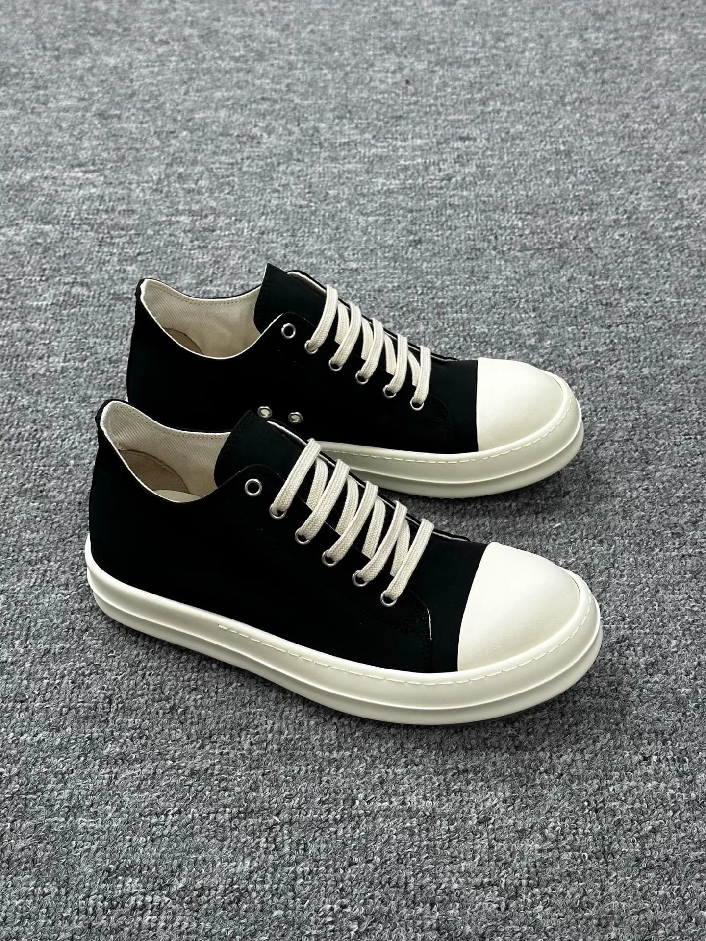 черные парусиновые кроссовки RICK OWENS на тонких шнурках с низким верхом.
