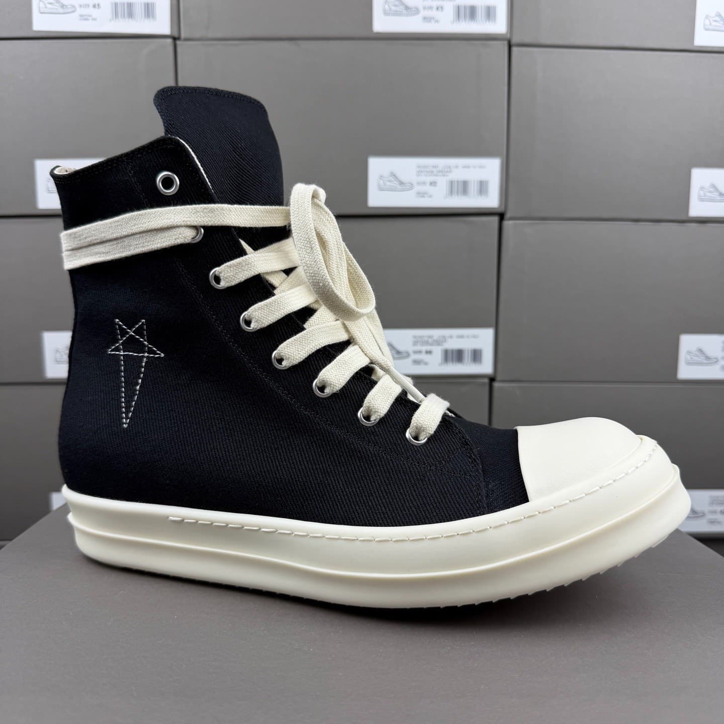 Черно-белые парусиновые кроссовки Converse с пятиконечной звездой от РИКА ОУЭНСА.