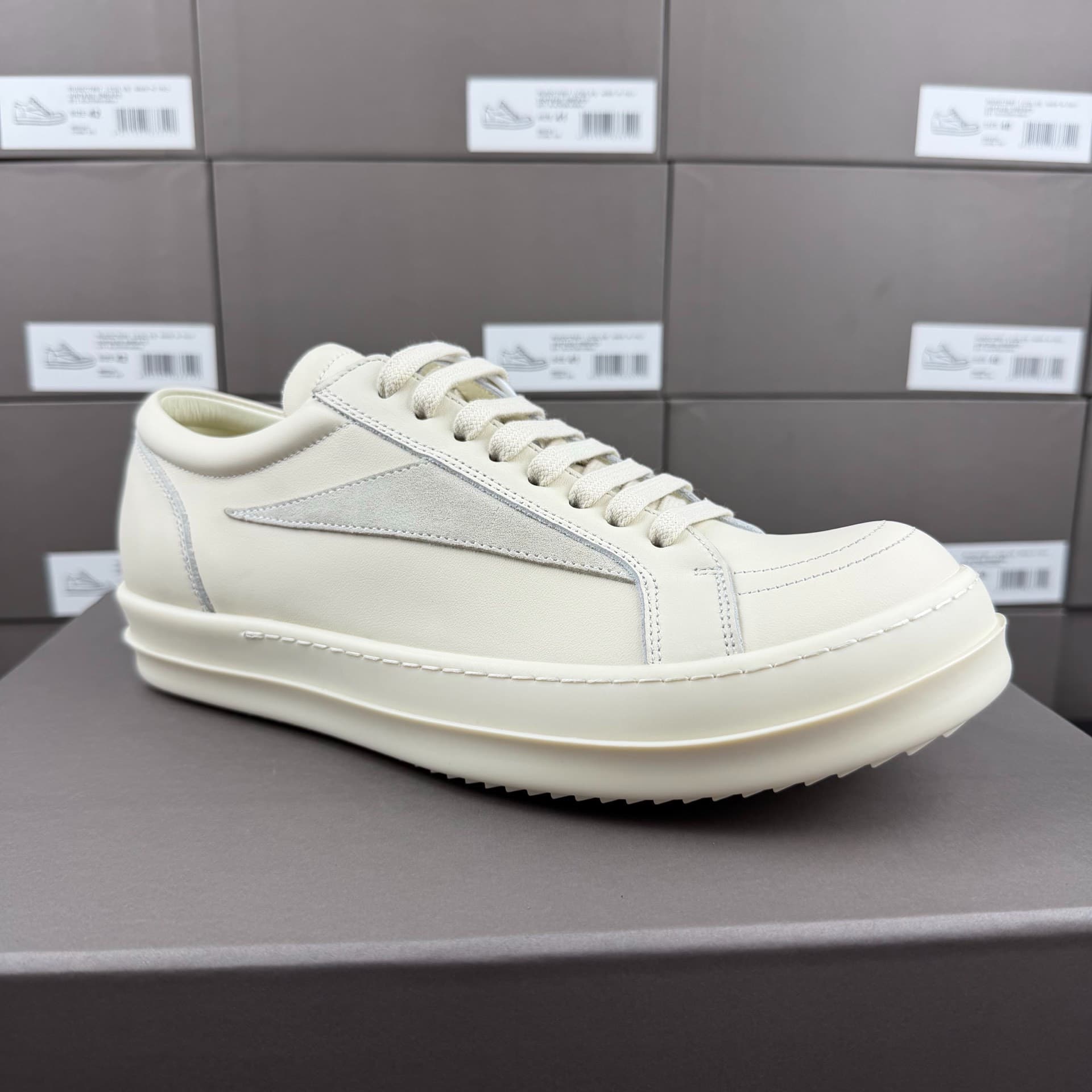 Белые и серые кроссовки с низким берцем из натуральной воловьей кожи RICK OWENS.