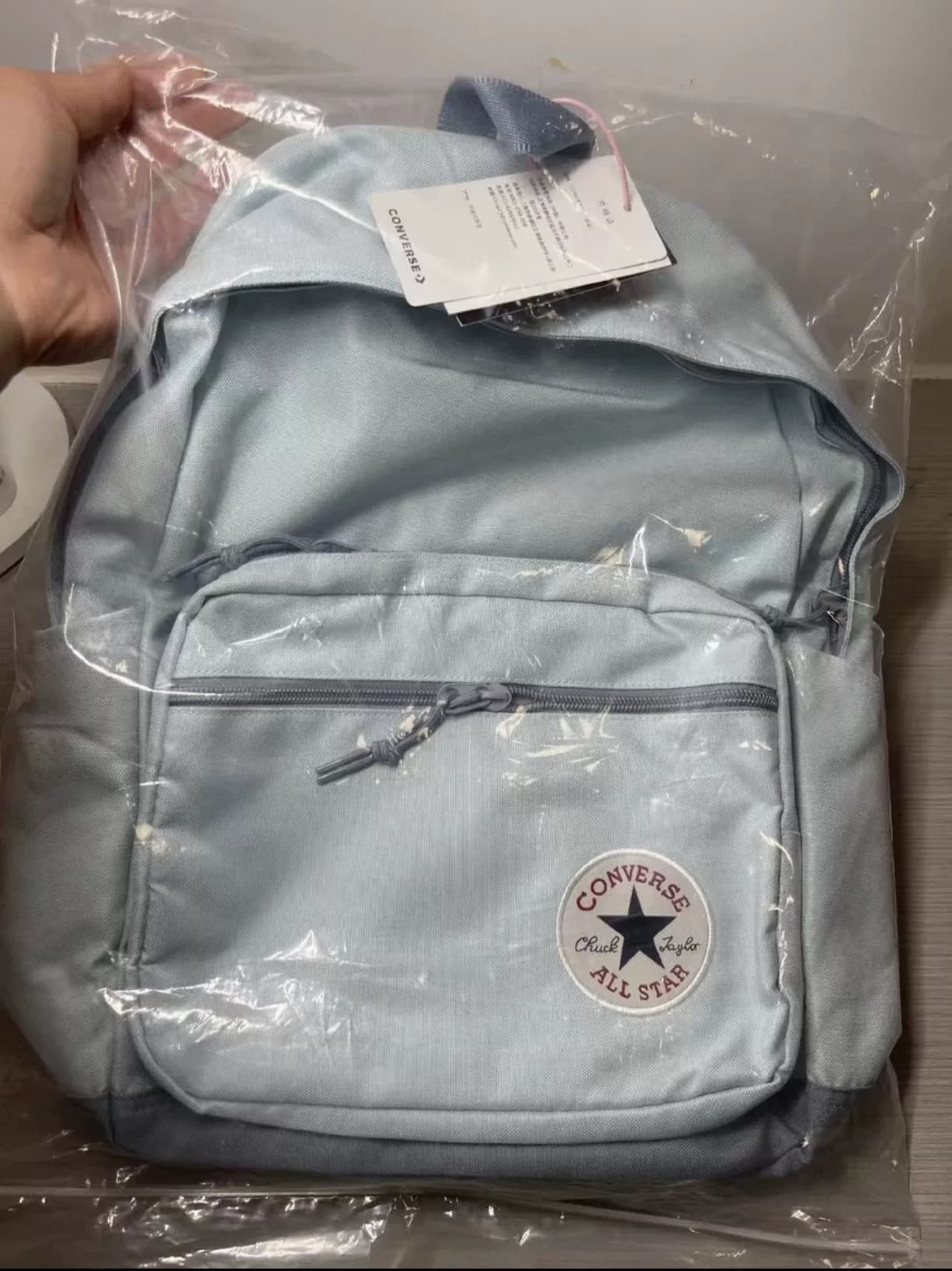Есть запись о покупке, натуральная синяя школьная сумка Converse, неиспользованная, совершенно новая, с биркой.