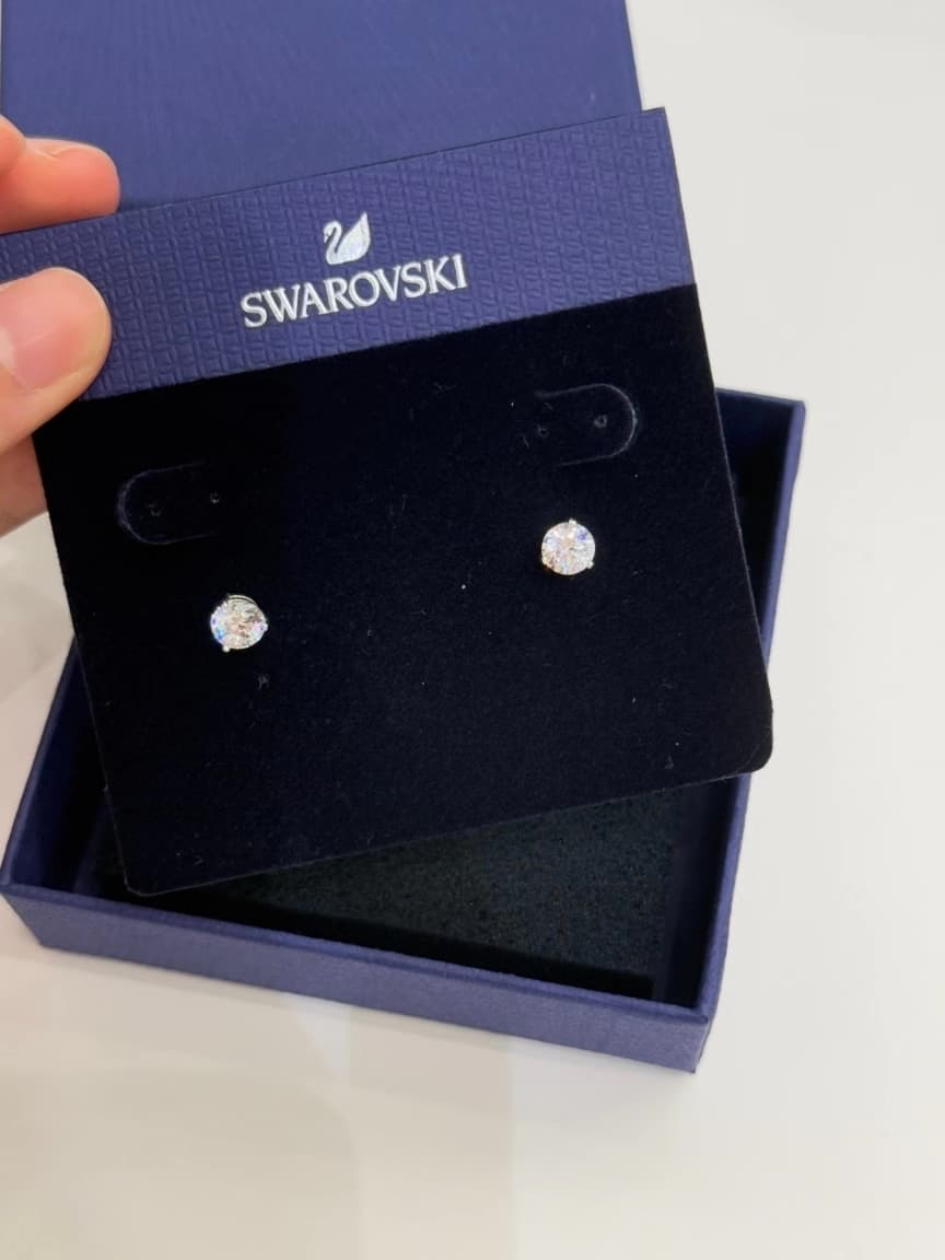Серьги Swarovski с тремя когтями из платиново-серебряного перфорированного сплава с имитацией хрусталя, покрытого…