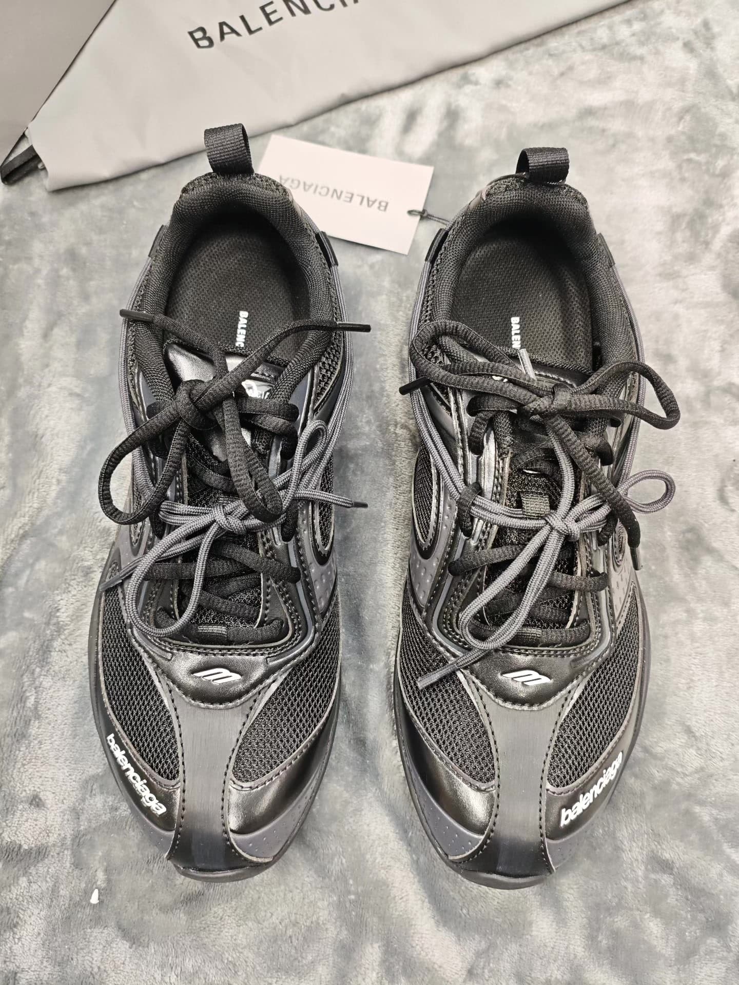 (Размер 42) Личные вещи, продаю по низкой цене тому, кому повезет! Balenciaga Париж