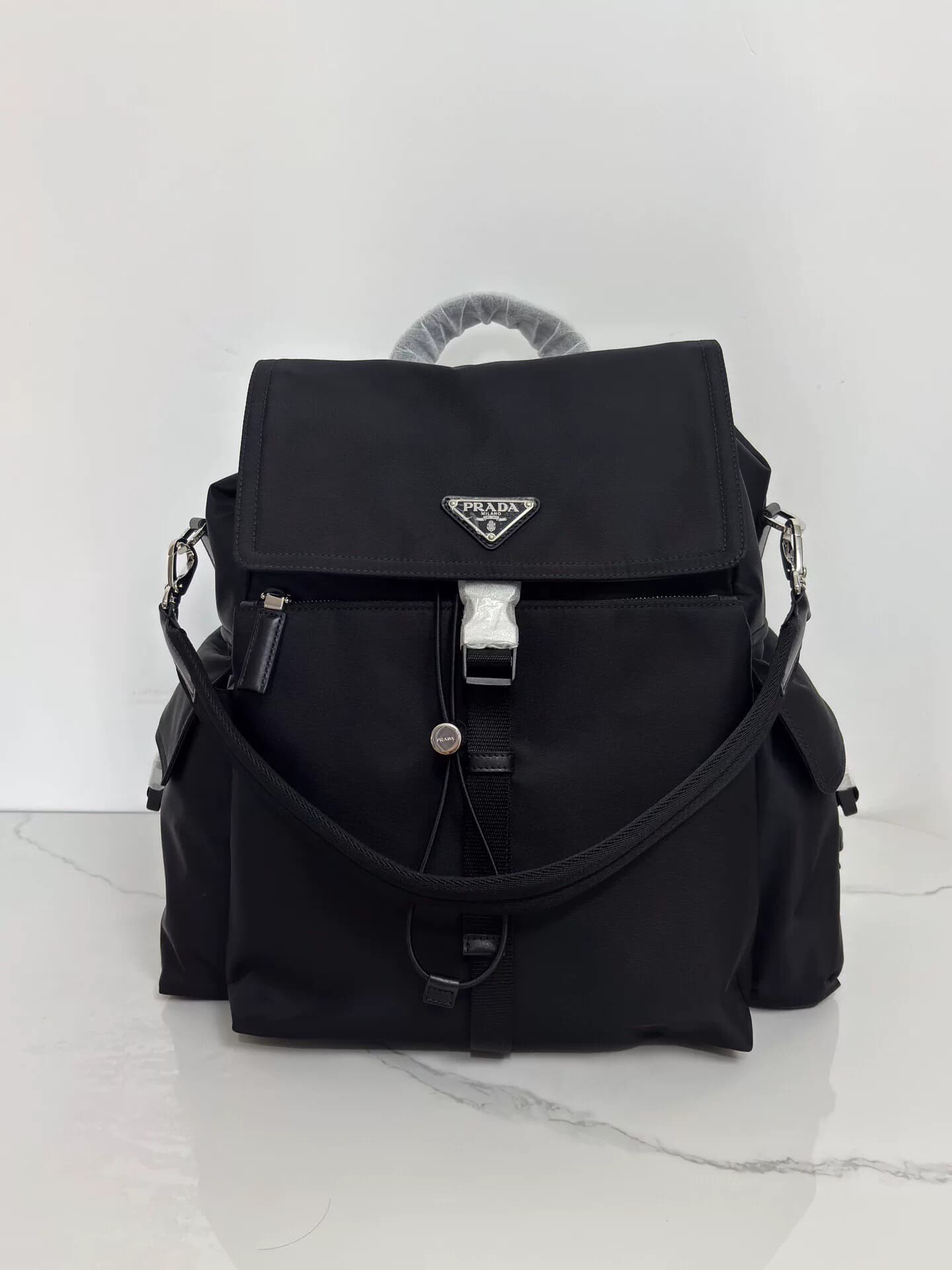 Версия нового нейлонового рюкзака Prada explore backpack 2VZ с NFC-чипом