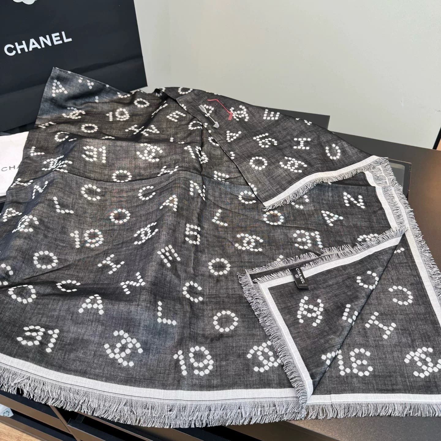 Chanel от Chanel * черно-серый двусторонний шарф-шаль большой шарф Этот черно-серый двусторонний шарф-шаль от Chanel изготовлен из…