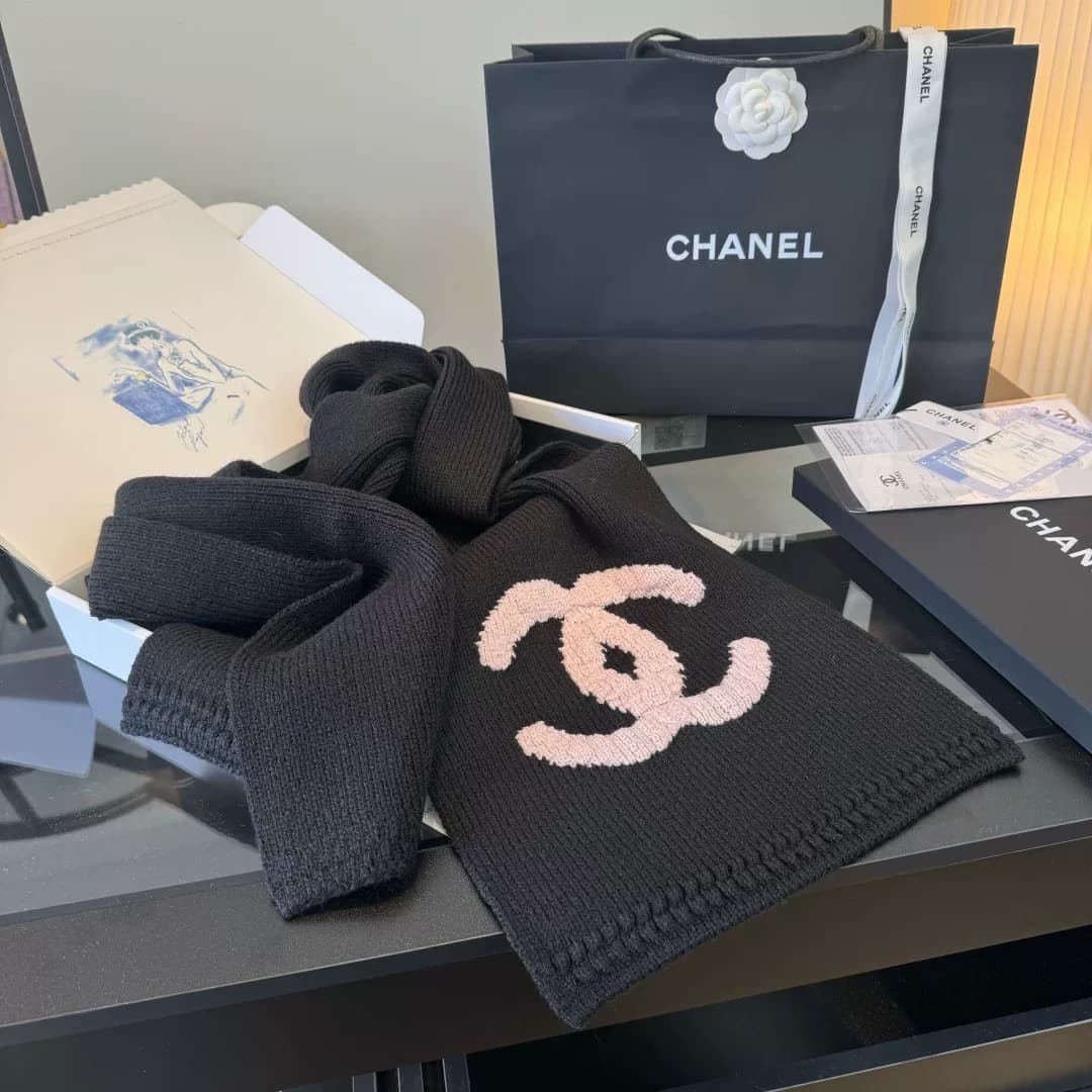Шарф Chanel Chanel 25B black powder с большим логотипом, классический черный фон с розовой двойной буквой C, трикотажная ткань, вы…