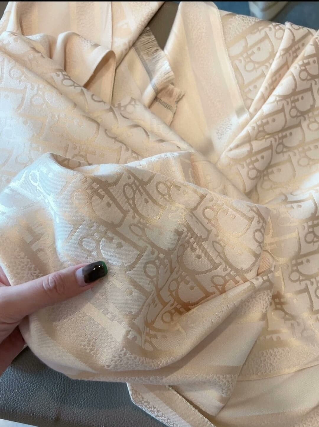 Двусторонняя модель шарфа из хлопка Tencel с буквой D и реальными снимками ниже