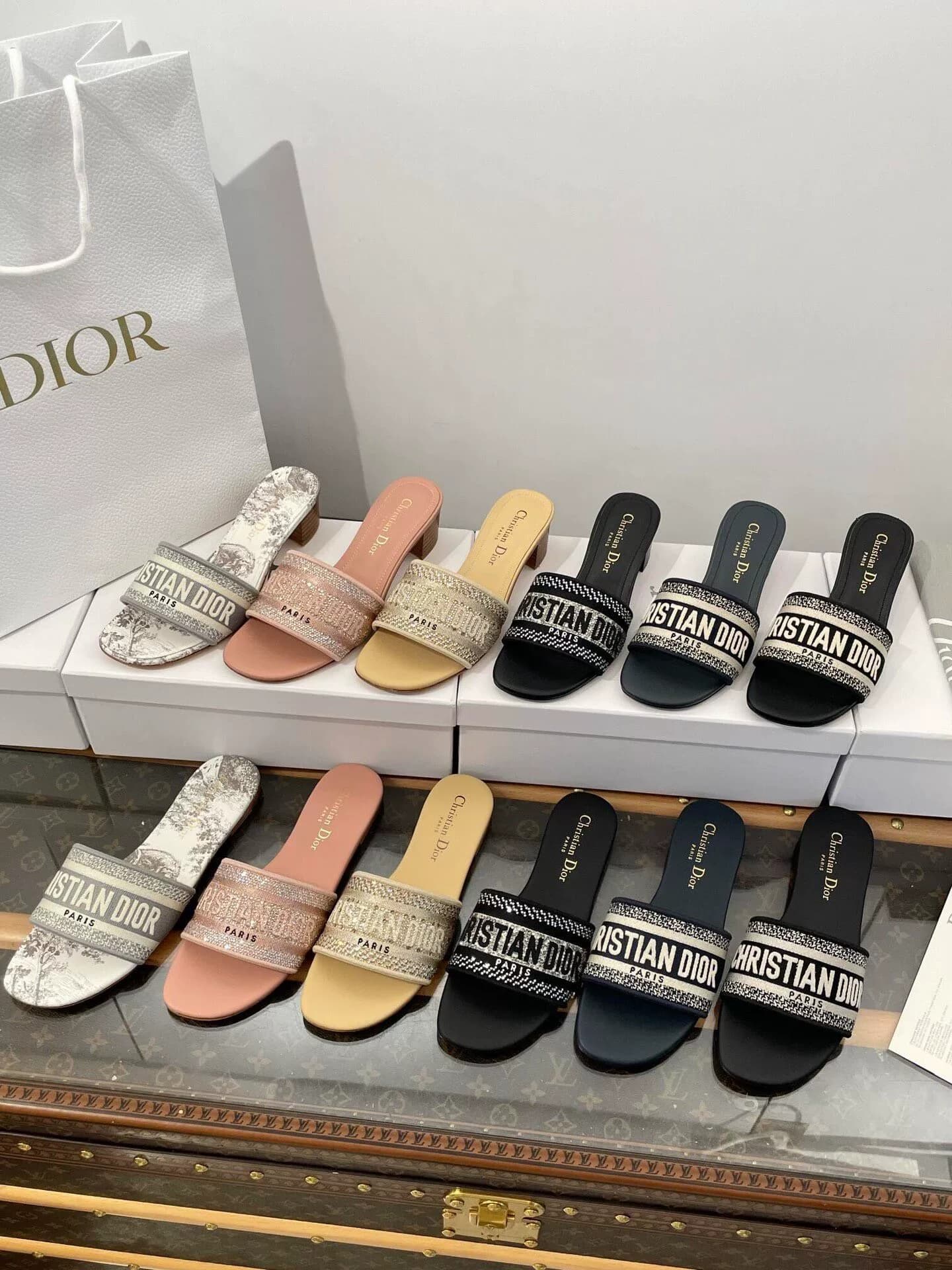 Dior женские тапочки с надписью Dior из натуральной кожи на высоком каблуке в одно…
