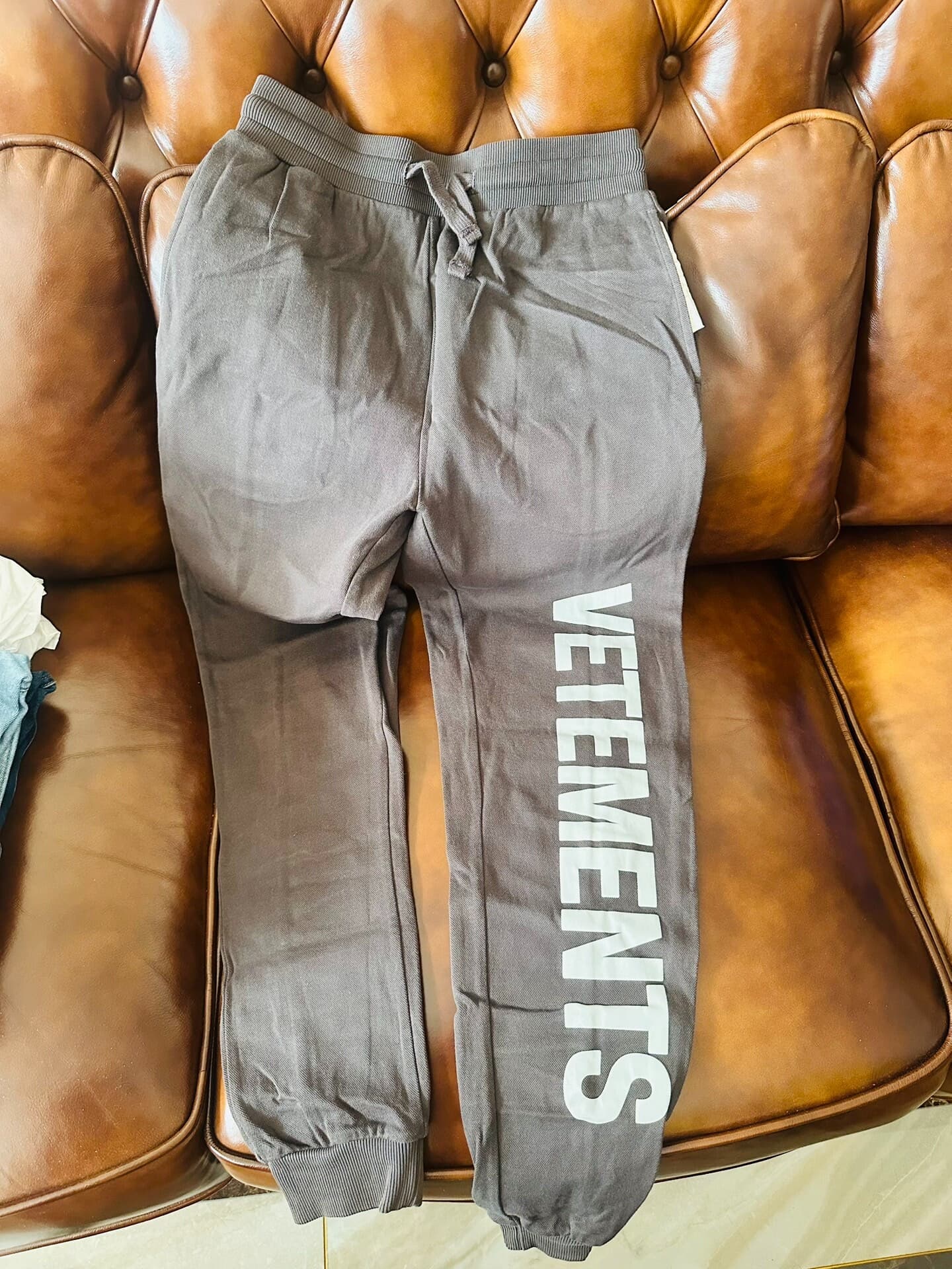 СЕРЫЕ СПОРТИВНЫЕ БРЮКИ БРЕНДА VETEMENTS, купленные В МАГАЗИНЕ, размер M, ОДИНАКОВОГО ФАСОНА для МУЖЧИН И ЖЕНЩИН