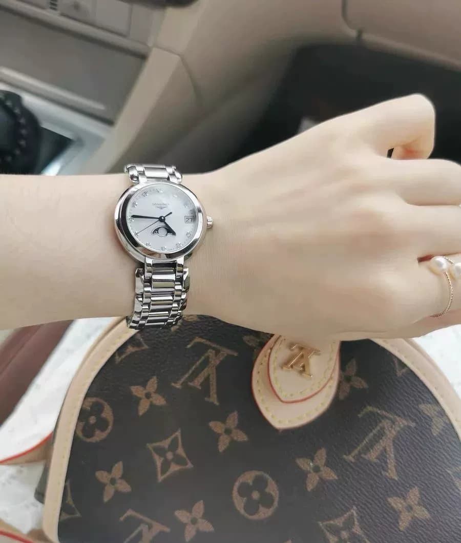 Женские часы Longines Qinyue, которые я купила в этом году, имеют ремешок из нержавеющей стали, циферблат диаметром 30,5 мм, бриллиантовую шкалу и по…