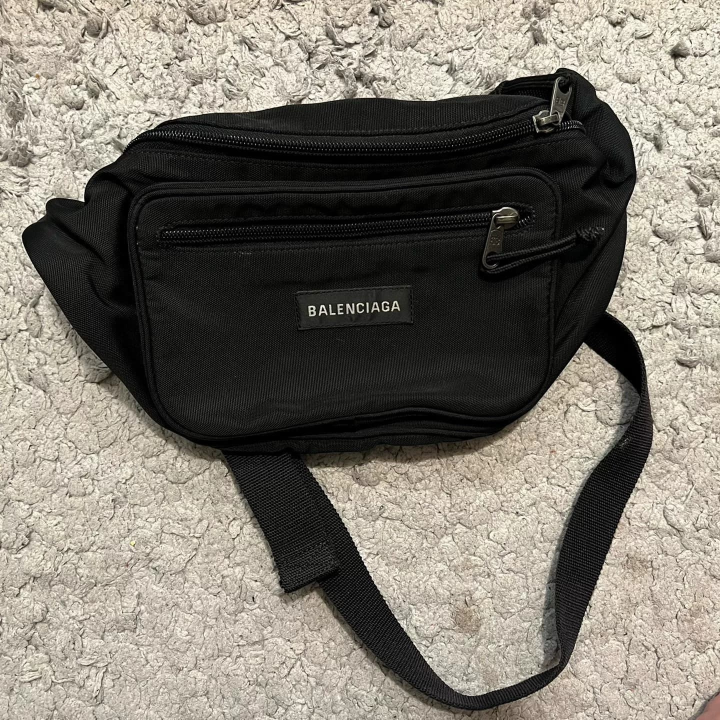 Balenciaga Нейлоновая поясная сумка с буквенным логотипом Balenciaga, Нагрудная сумка черного цвета