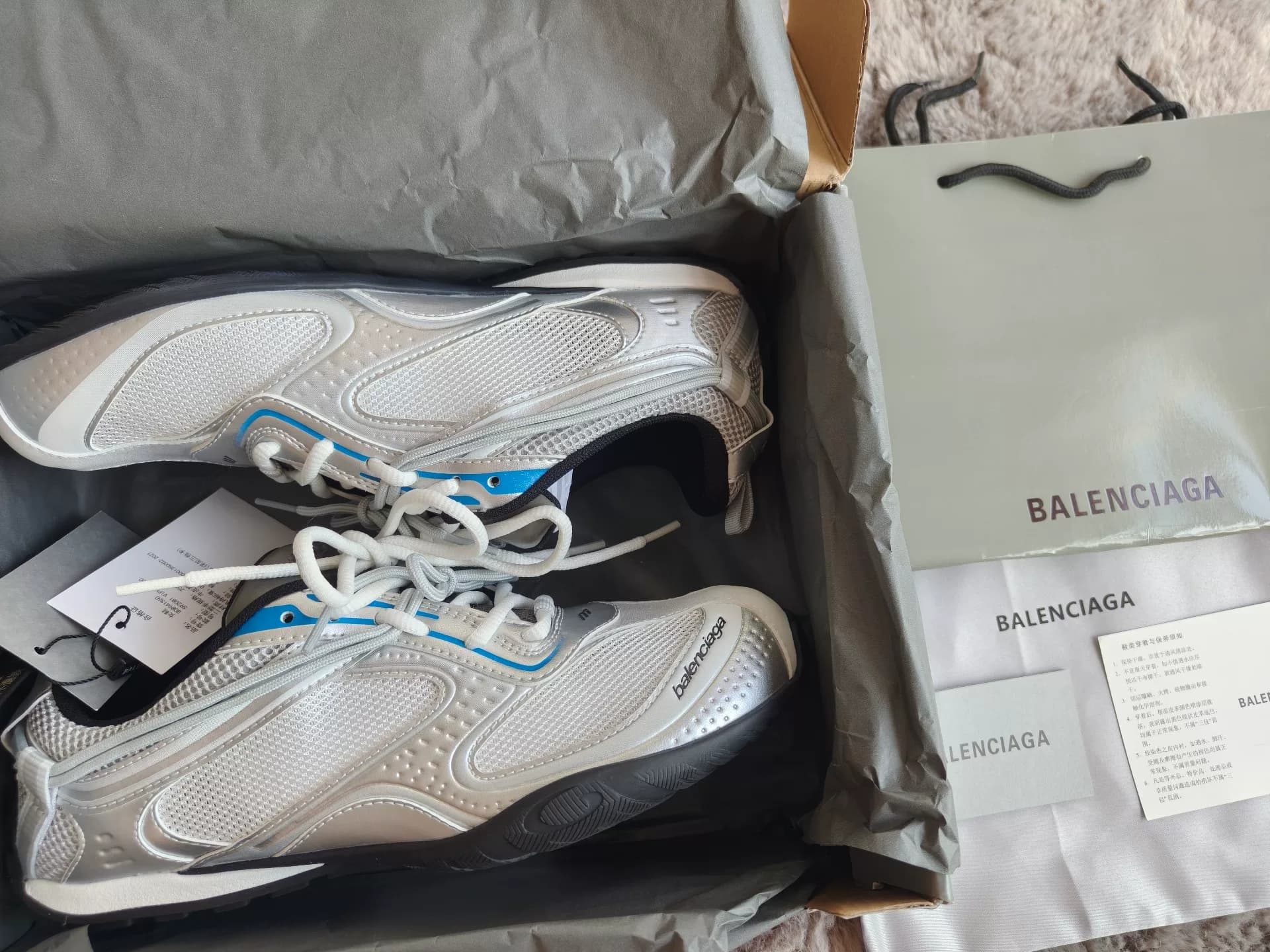 за 800 долларов можно купить совершенно новые кроссовки Balenciaga Balenciaga Radar,