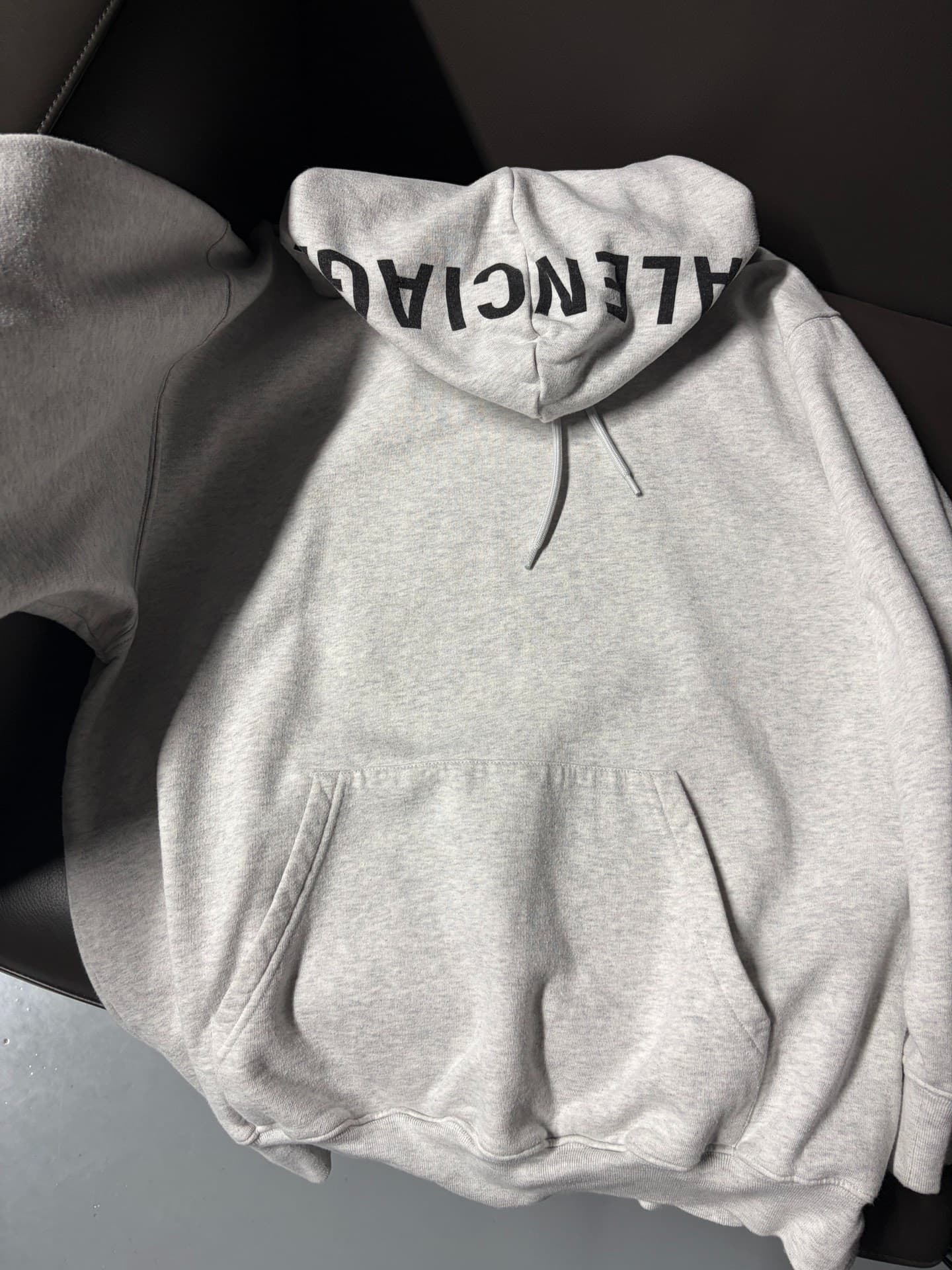 Balenciaga Серый свитер Balenciaga с капюшоном, размер S, куплен в паре