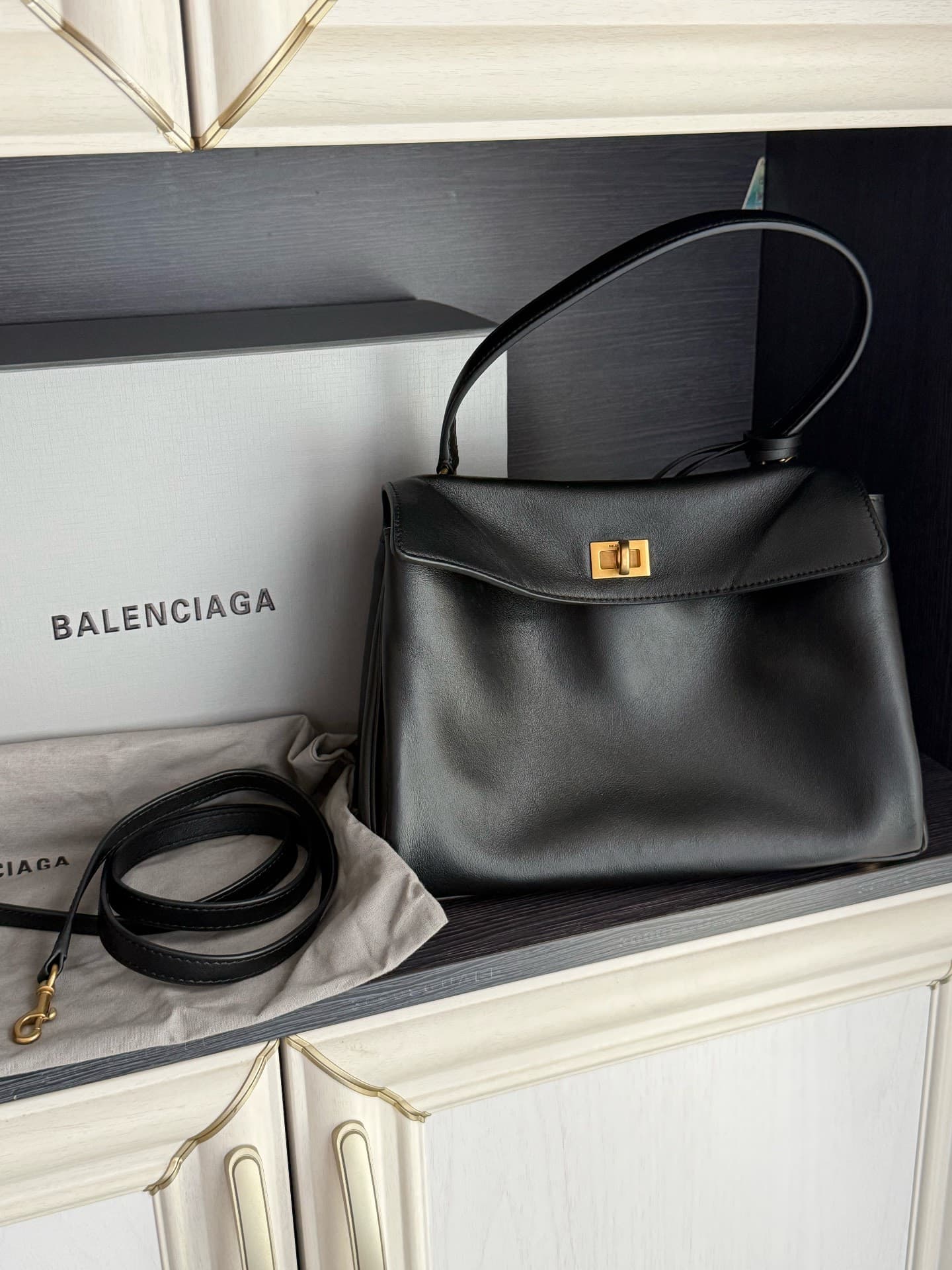 Маленькая сумочка из черного золота Balenciaga Rodeo с высокой четкостью изображения,