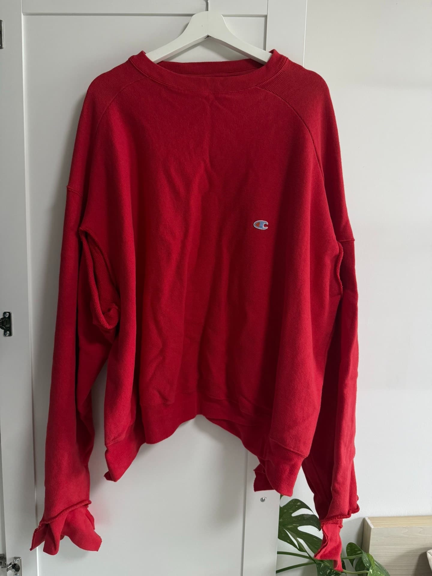Красный свитер Champion от кобрендинга VETEMENTS