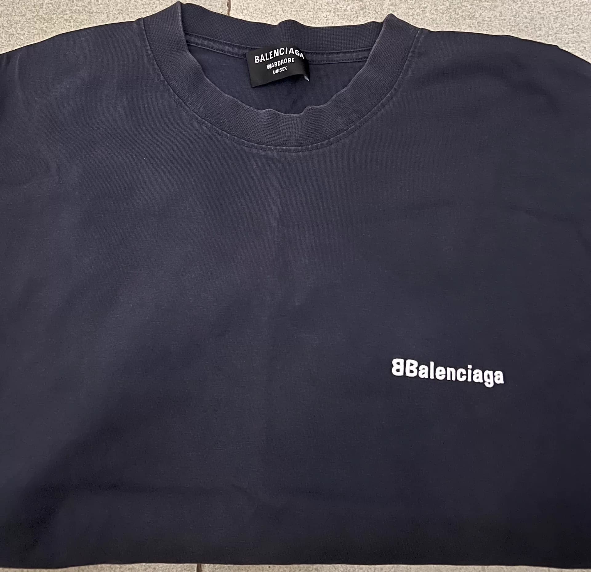 Футболка Balenciaga от Balenciaga с короткими рукавами.Вышитый темно-синий цвет.Однозначный износ