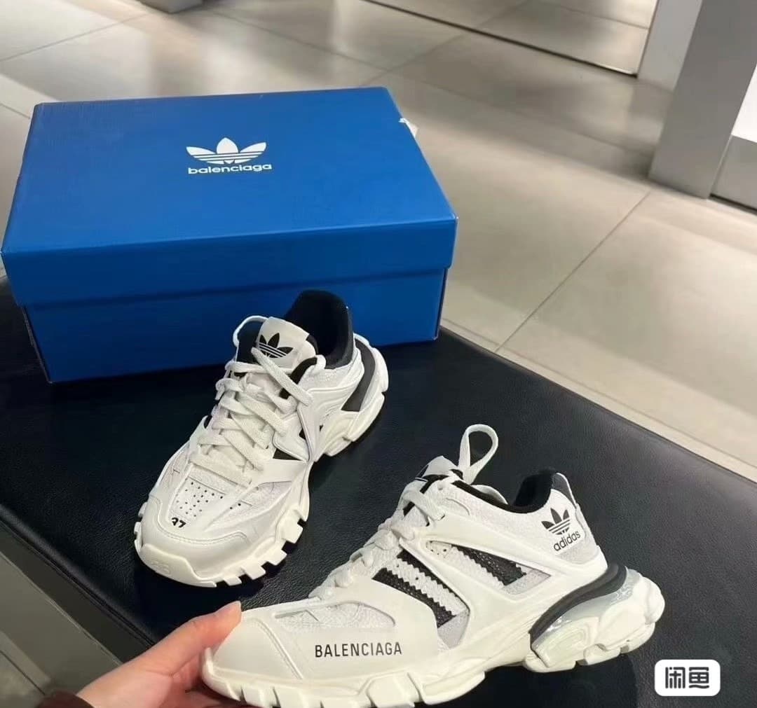 Черно-белый спортивный костюм Balenciaga под совместным брендом Adidas