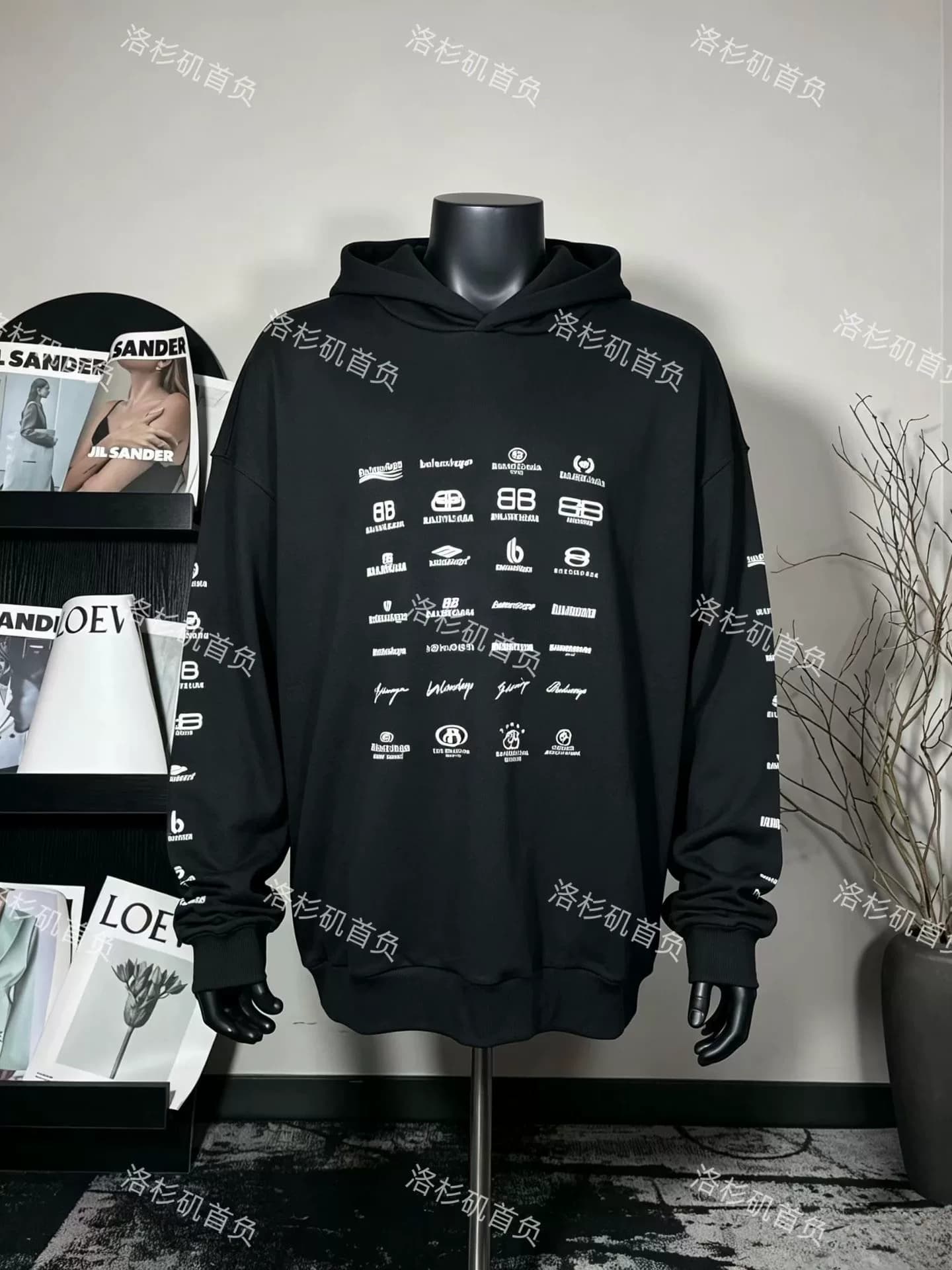 Balenciaga Свитер с капюшоном Balenciaga, украшенный буквами с логотипом