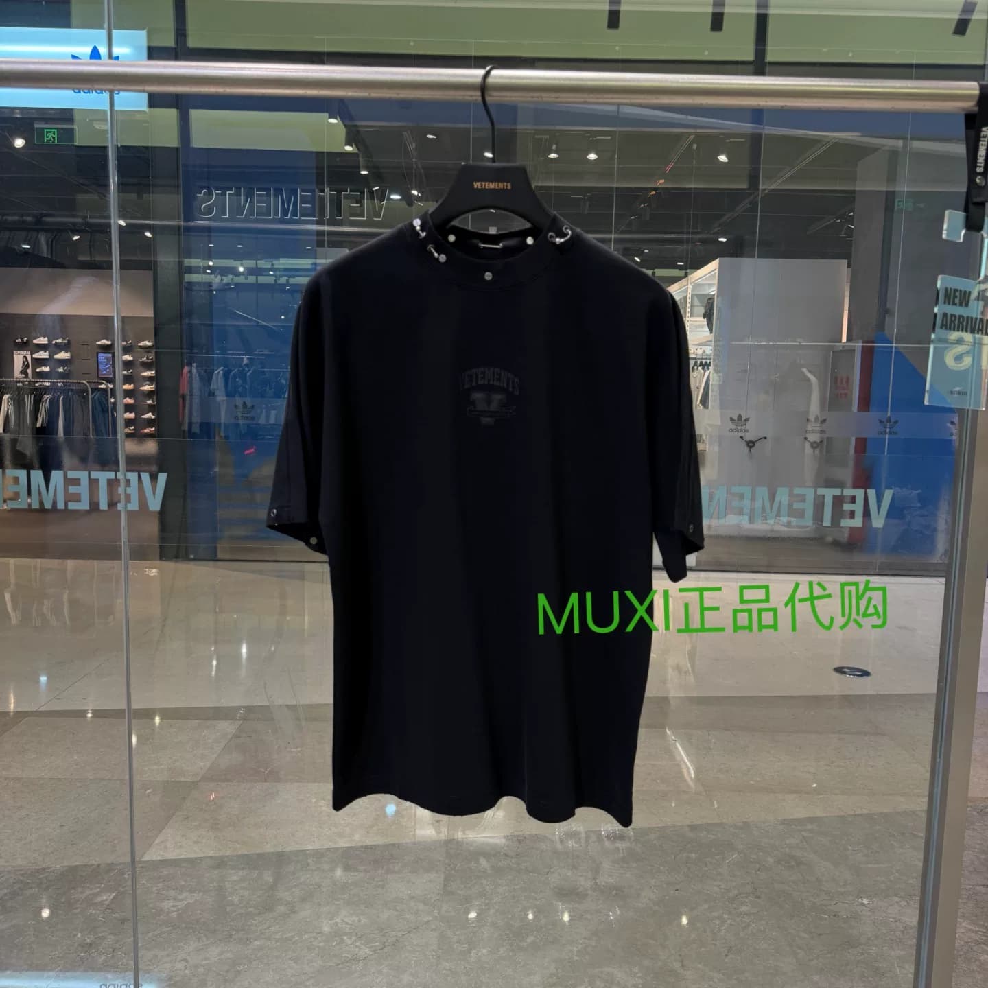 Коллекция VETEMENTS Witt Meng представлена оригинальными осенними моделями 2026 года для мужчин и женщин, свободными повседневными короткими