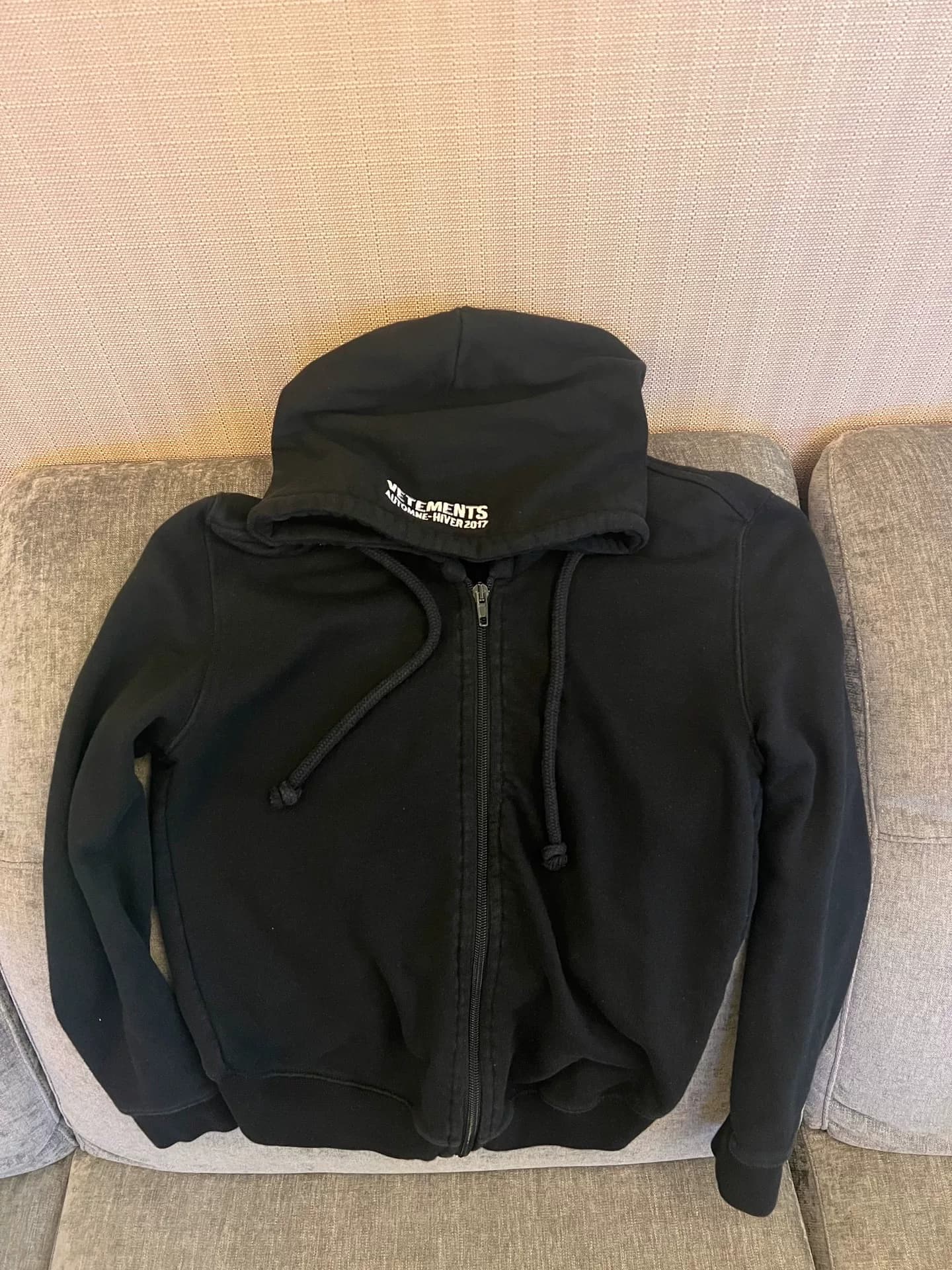 Черный свитер на молнии с капюшоном от VETEMENTS, женские осенние и зимние модели, головные уборы известных брендов