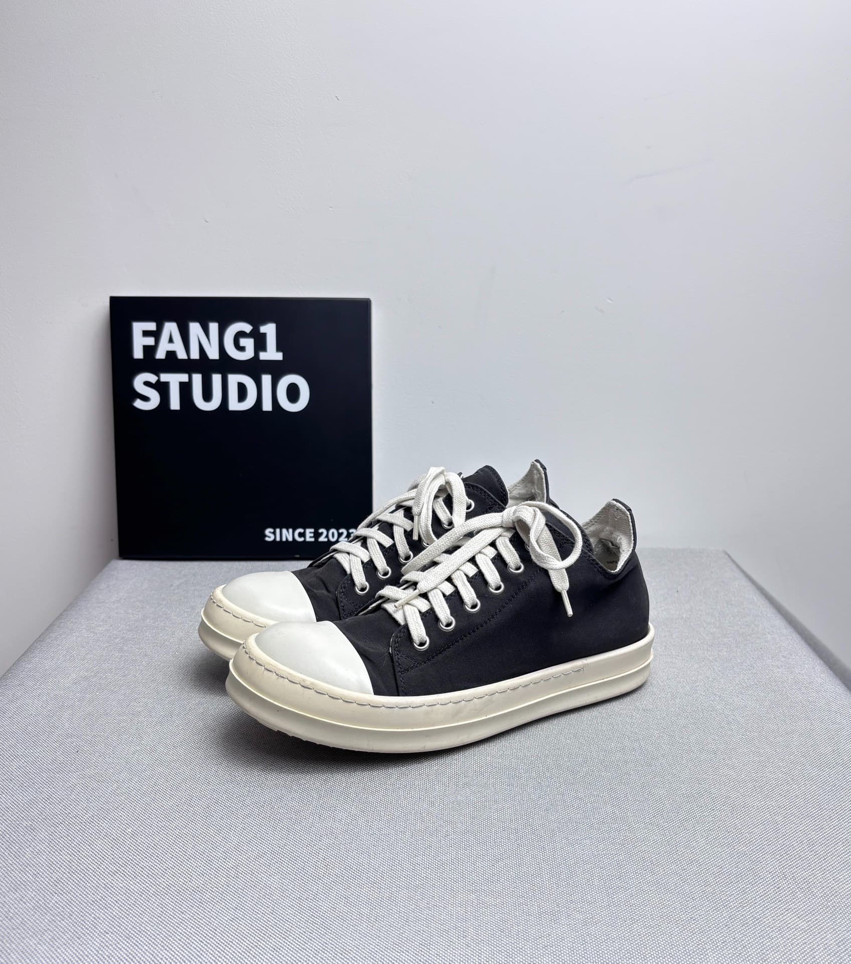 Атласное платье converse большого размера с глубоким вырезом от Rick Owens drkshdw