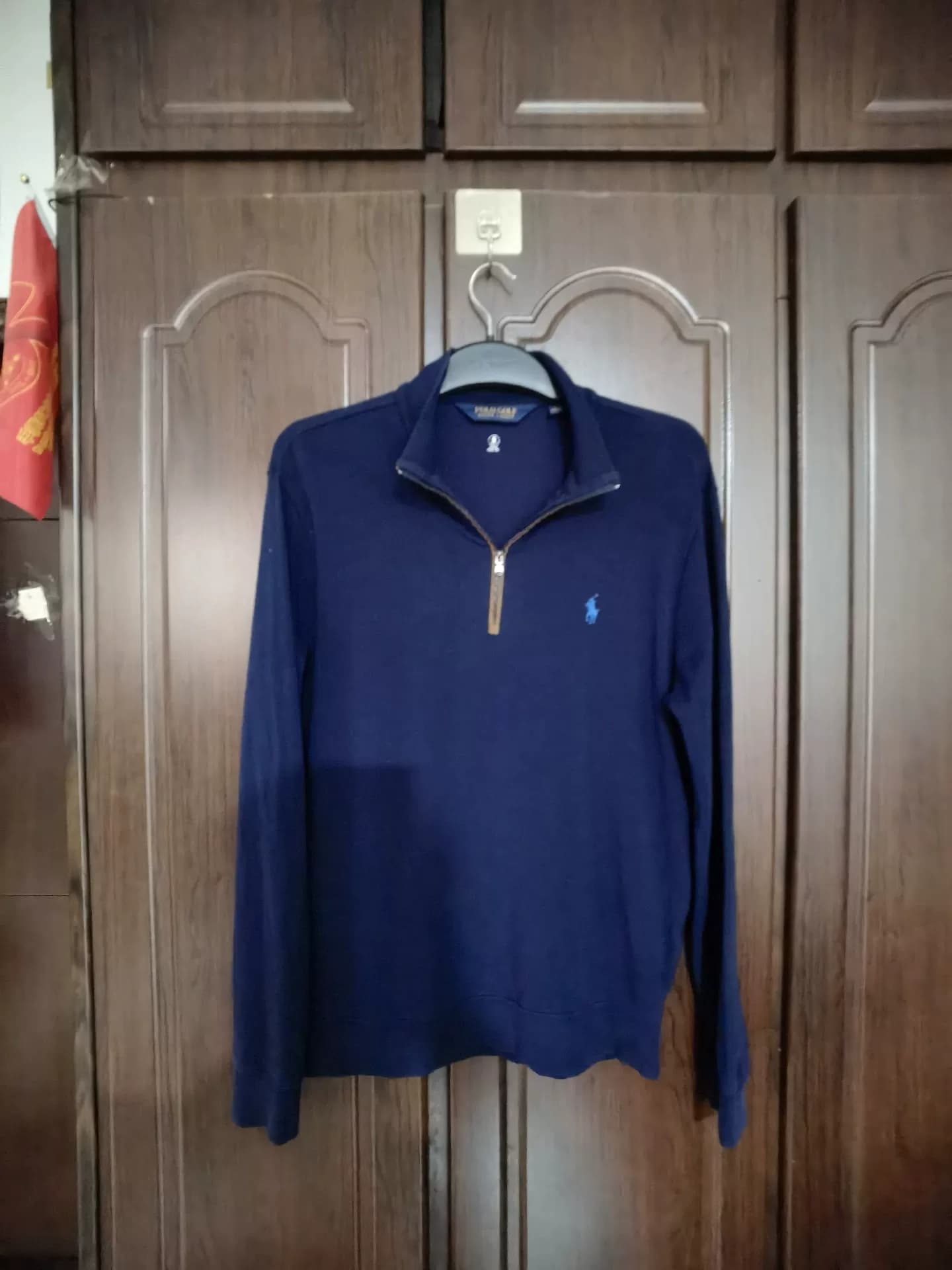 Рубашка Ralph Lauren golf с длинными рукавами длиной 68 см и бюстом 52 см имеет небольшой недостаток.Кто покупает