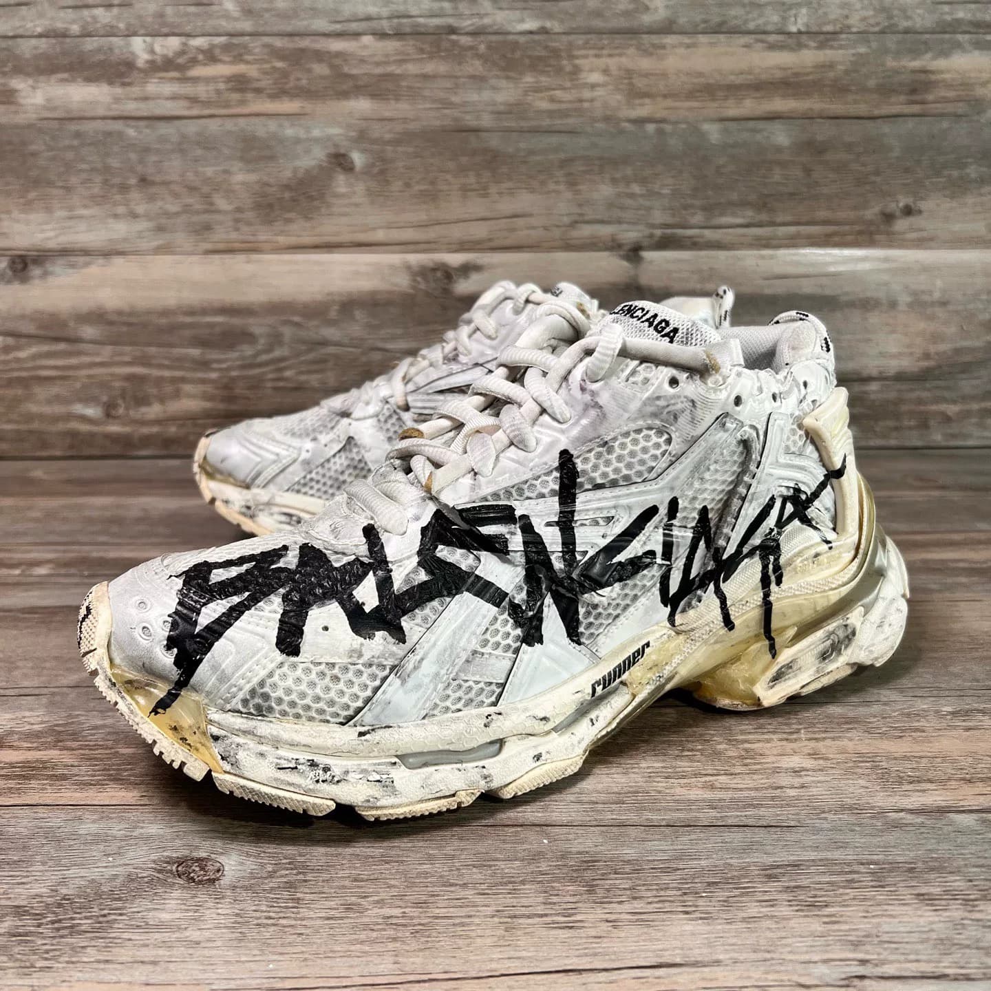 Balenciaga Бегун от Balenciaga выполнен из черно-белых граффити