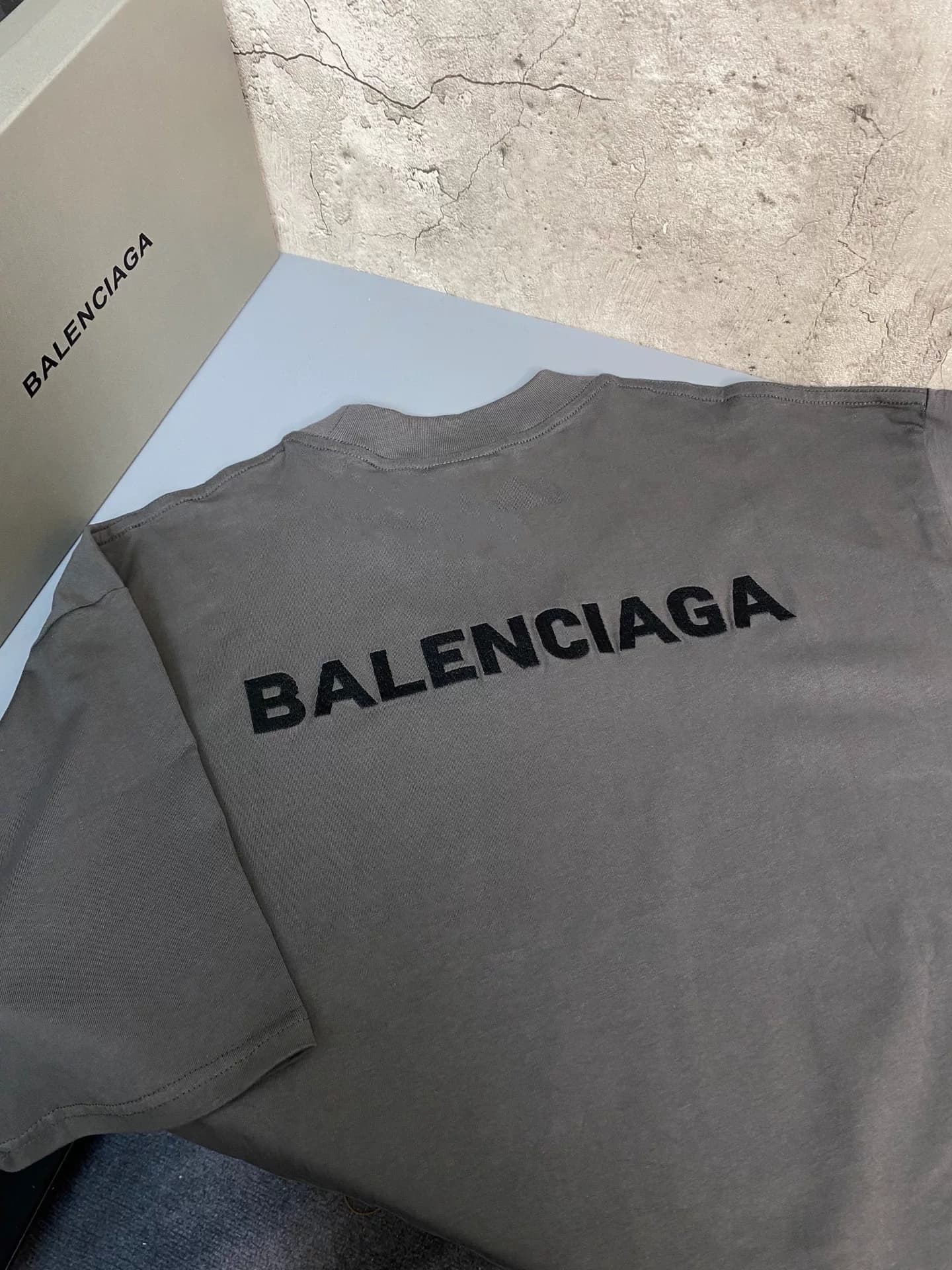 Высококачественная футболка balenciaga с вышивкой Balenciaga с короткими рукавами и буквами посередине
