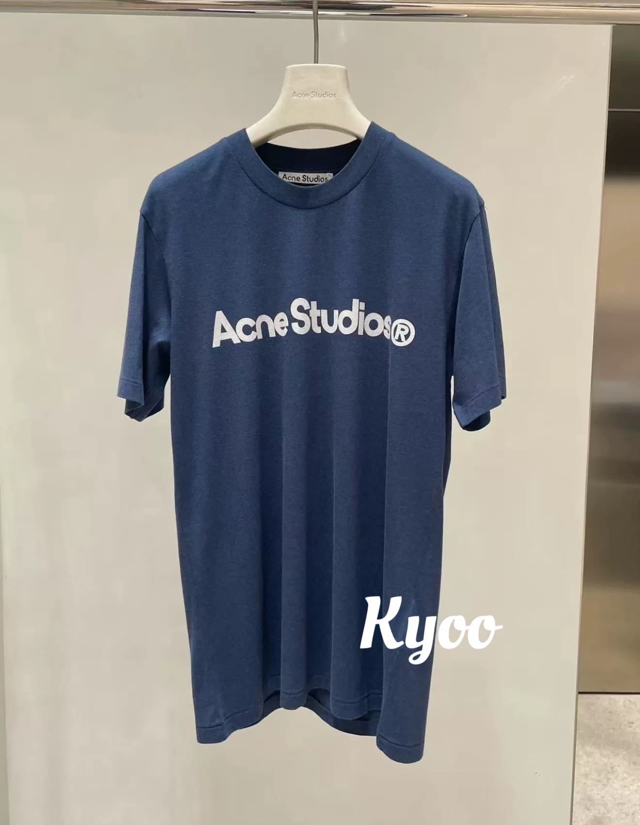 Acne Studios 26fw с синим логотипом на коротком рукаве