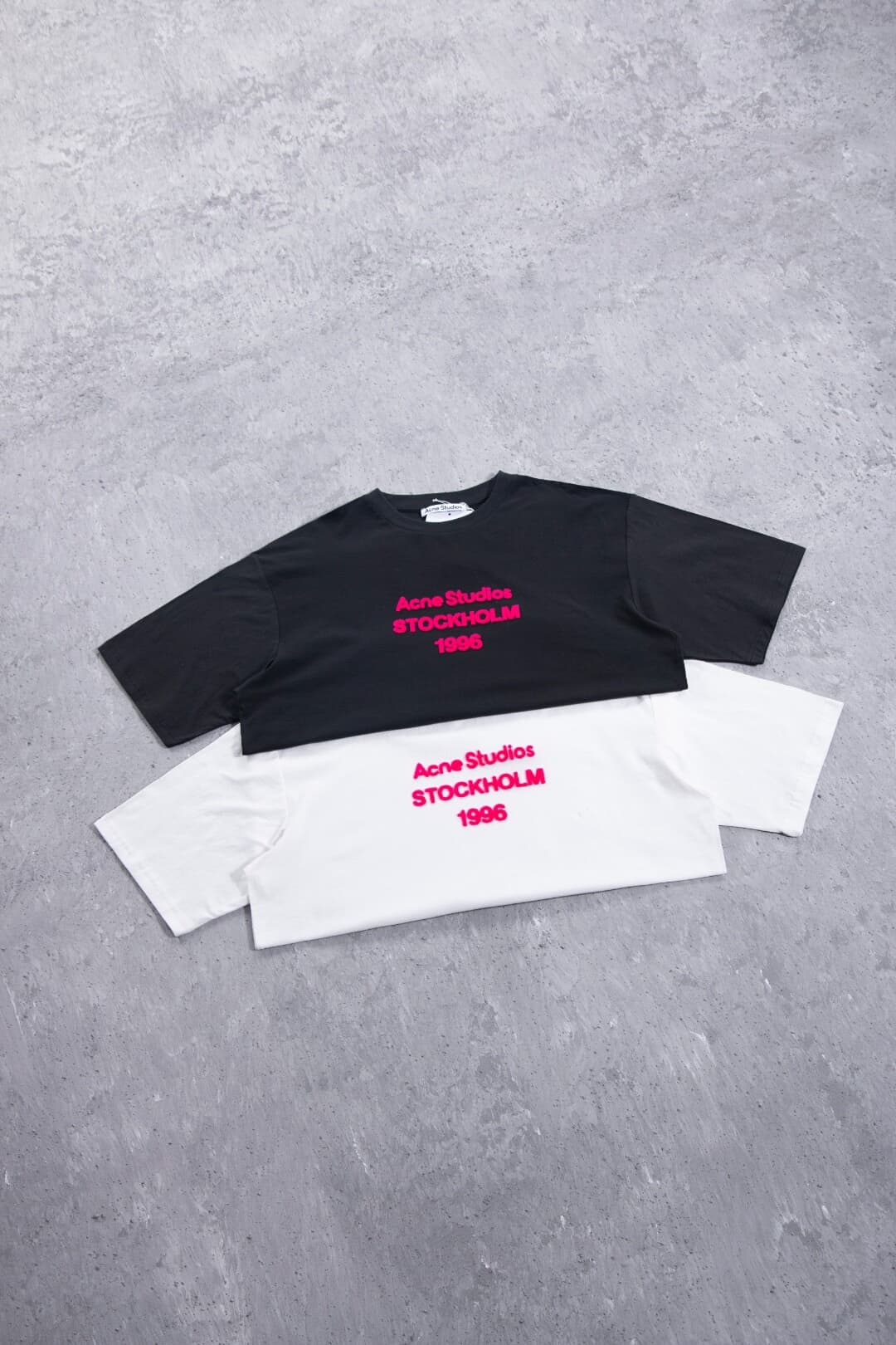 Название бренда Acne Studios представлено минималистичным шрифтом с надписью “Fa