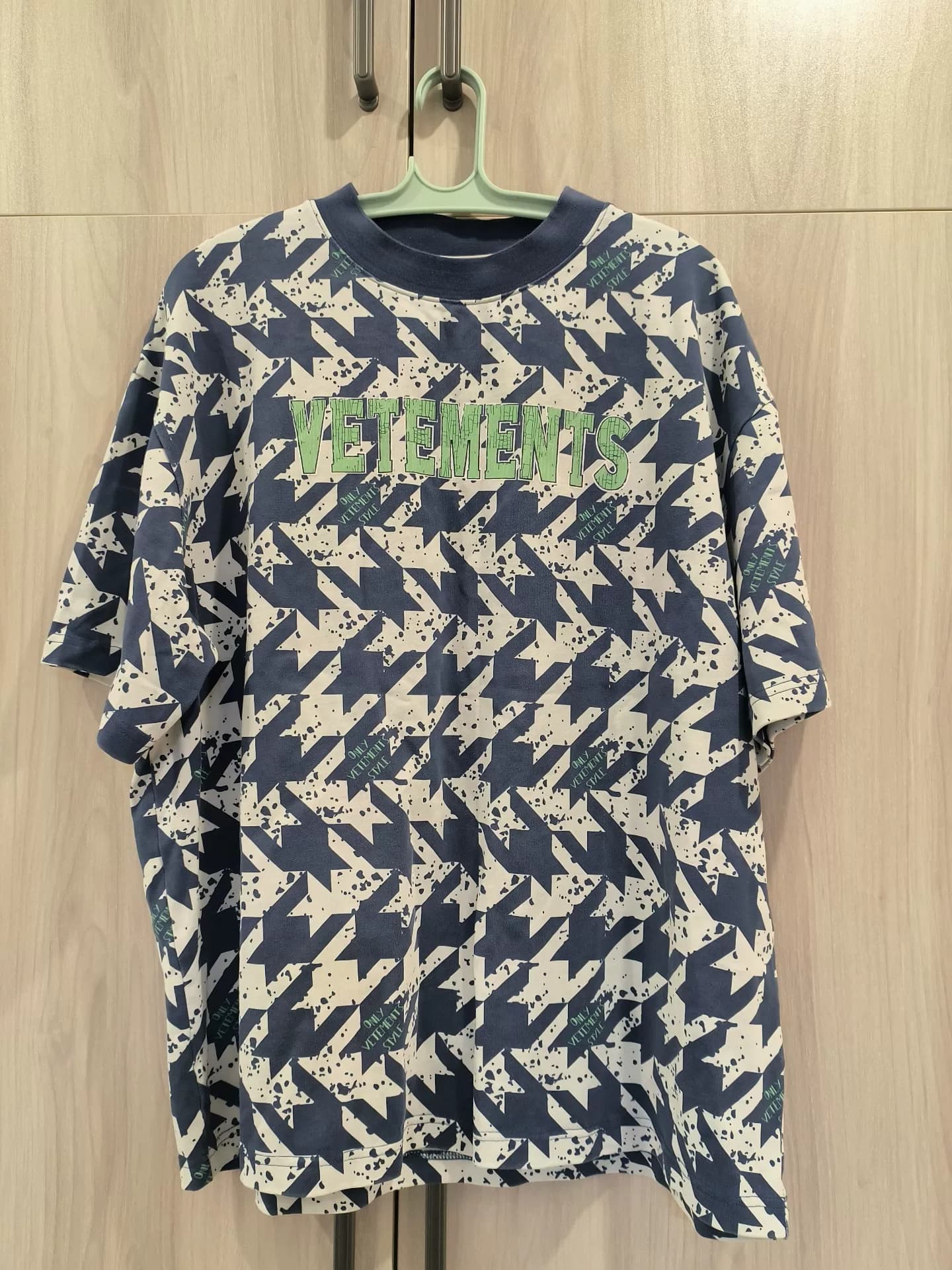 Бесплатная доставка, мужская футболка с короткими рукавами и принтом VETEMENTS, в бело-голубую клетку с зеленым логотипом