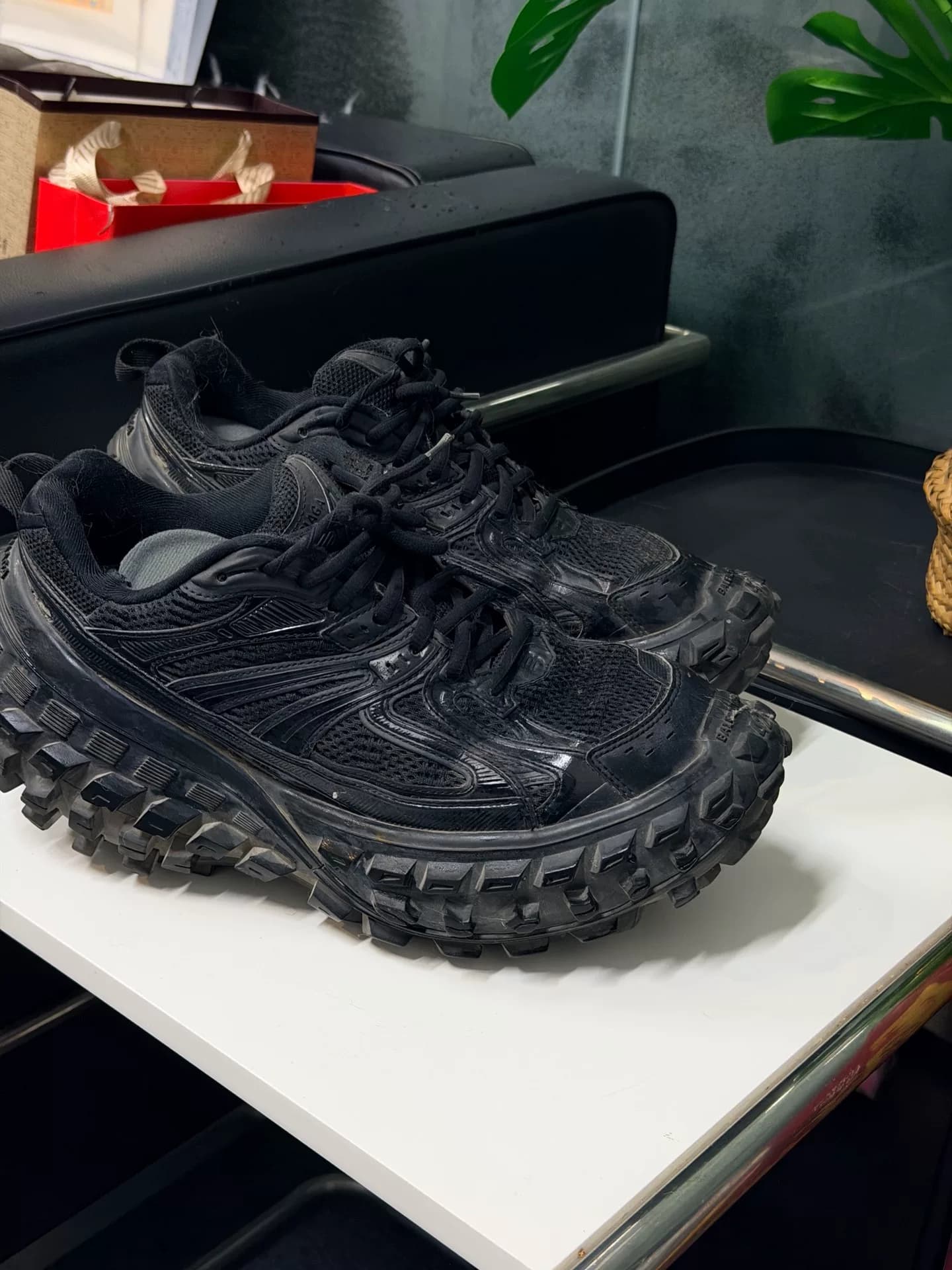 Ботинки Balenciaga Balenciaga Defender с черными шинами