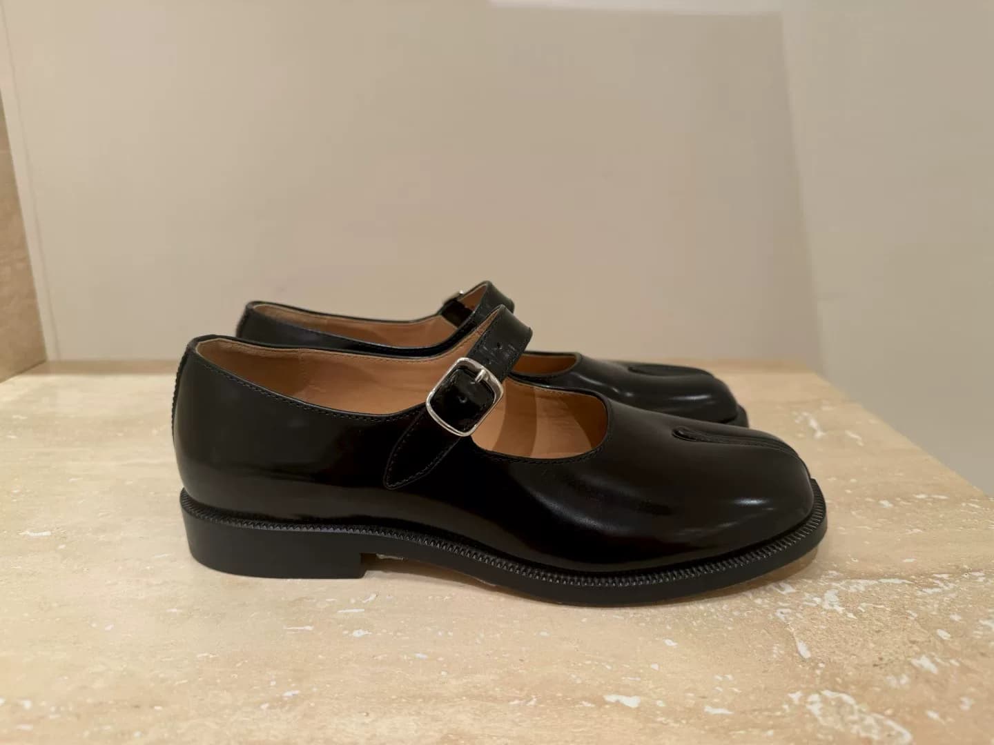 Матовые туфли с раздельным носком от Maison Margiela Mary Jane Tabi