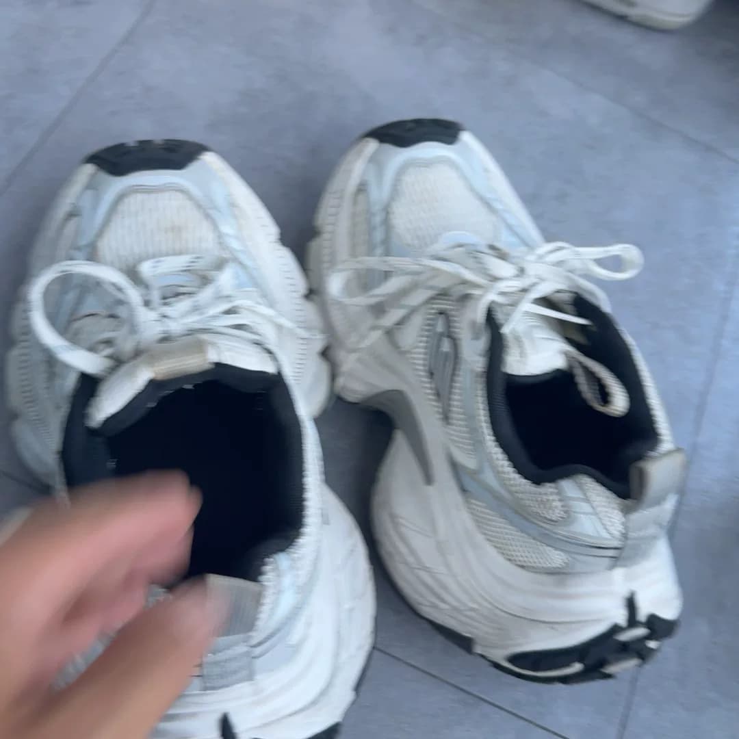 Также доступны туфли Balenciaga 10XL daddy белого и серого цветов в тон 42-му размеру, которые подходят для повседневной носки