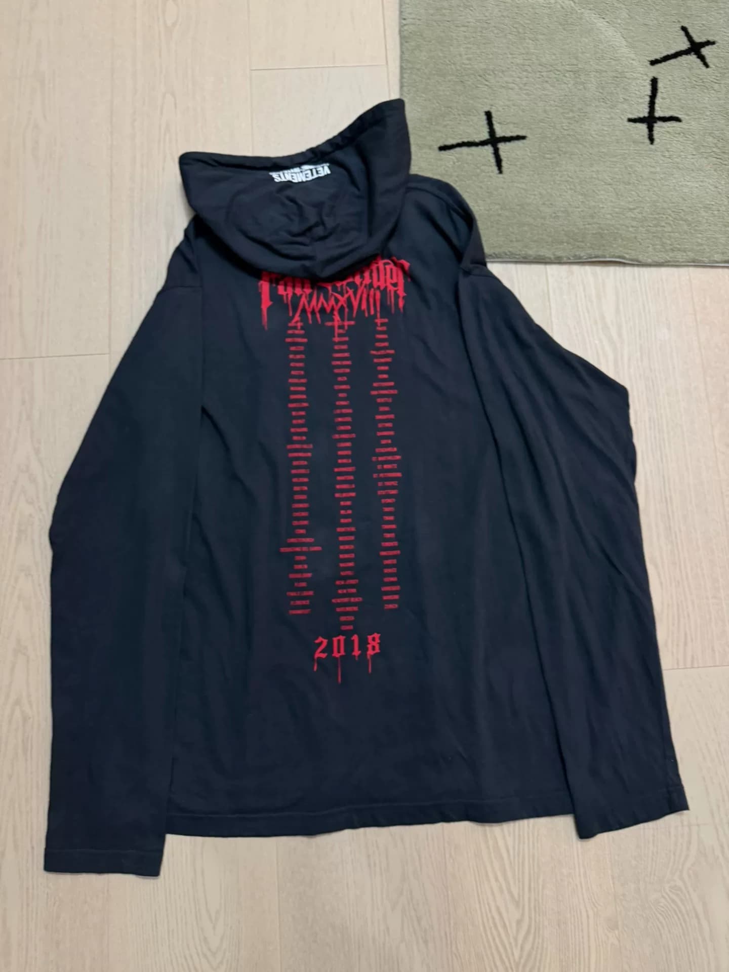тонкий свитер vetements 18ss blood drops Sanskrit очень красивый
