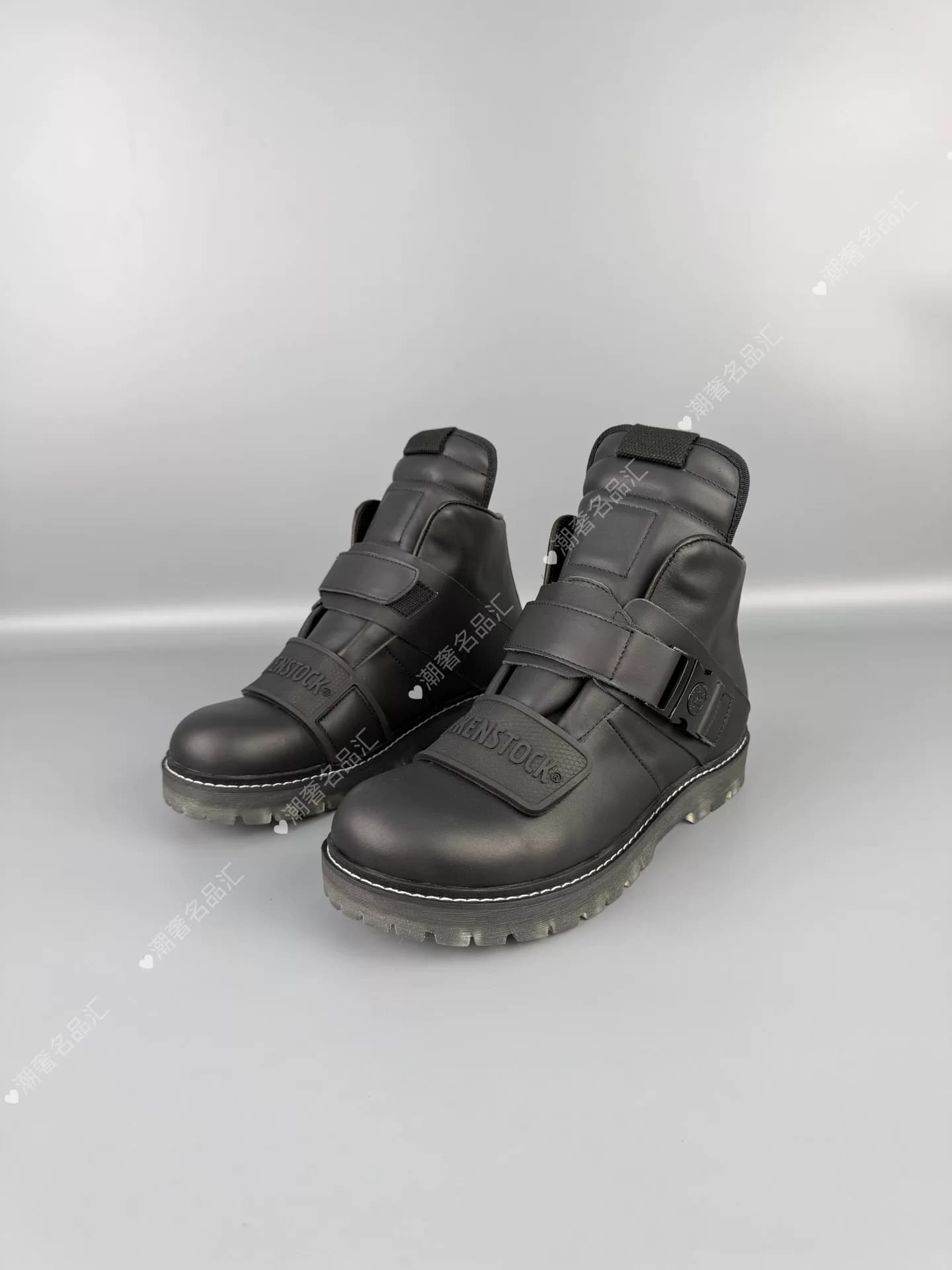Классический подиум под общим брендом Rick owens x birkenstock
