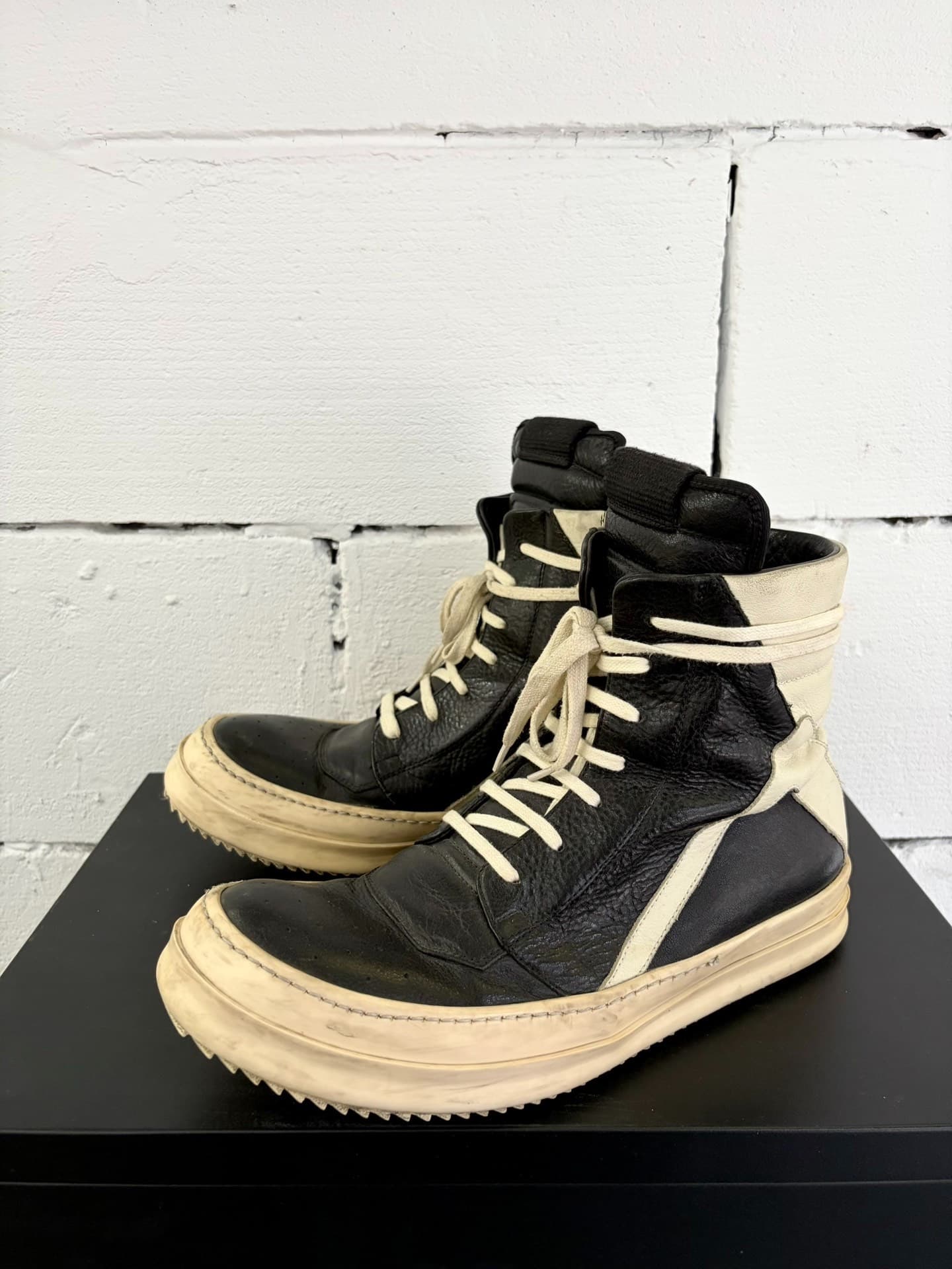 Натуральная основа для ногтей rick owens main line черно-белый перевернутый треугольник ro10ss 4