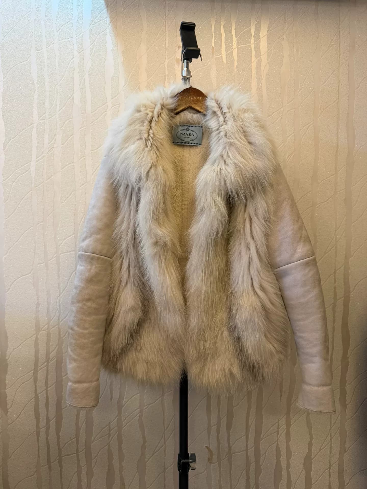 Универсальная меховая куртка Prada, размер 40